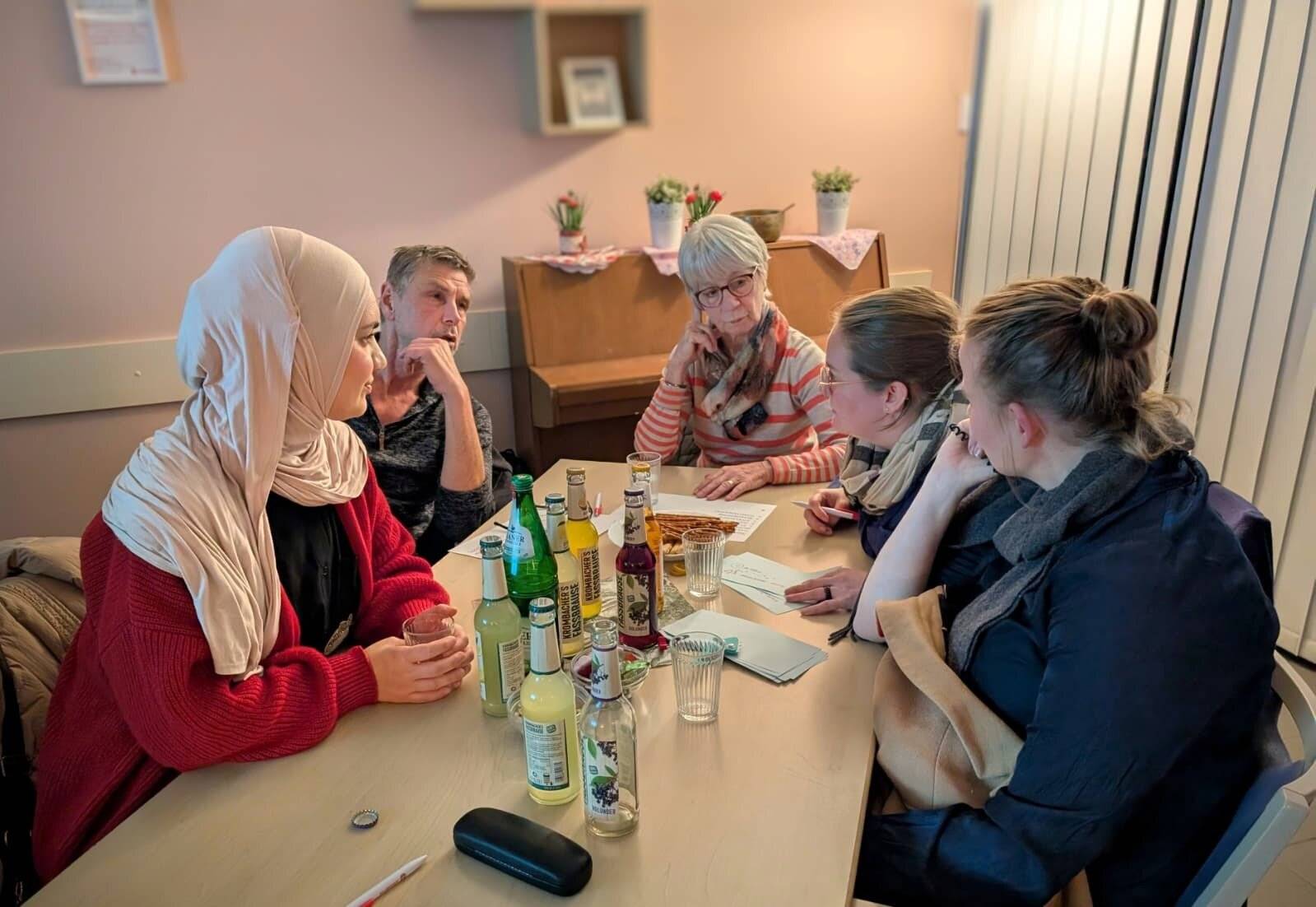  Rauchende Köpfe beim ersten Quizabend im Johanniter-Haus. 