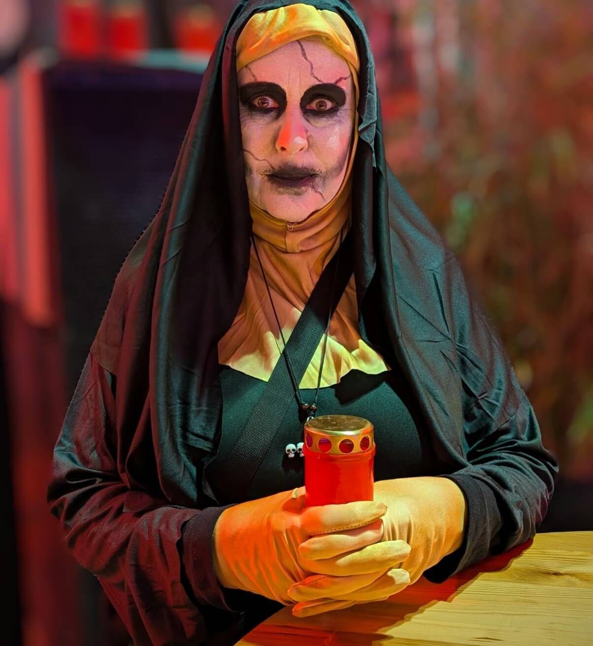 Eine gruselige Nonne feierte ebenfalls im