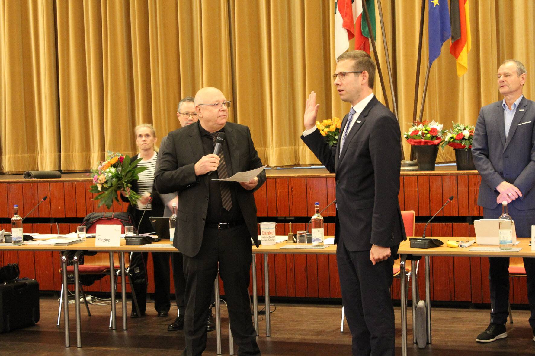CDU-Ratsmitglied Wolfgang Jöbges vereidigte als dienstältestes Ratsmitglied des neuen Stadtrates den wiedergewählten Bürgermeister Christoph Schultz.