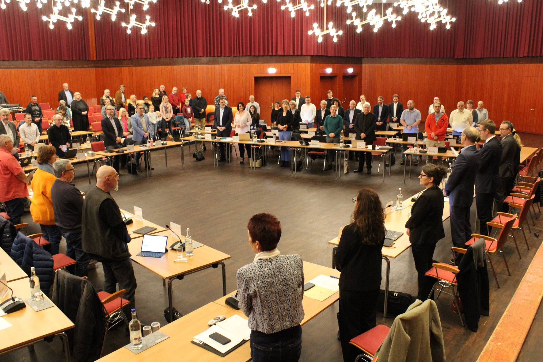 Insgesamt 52 Mitglieder aus sieben Fraktionen