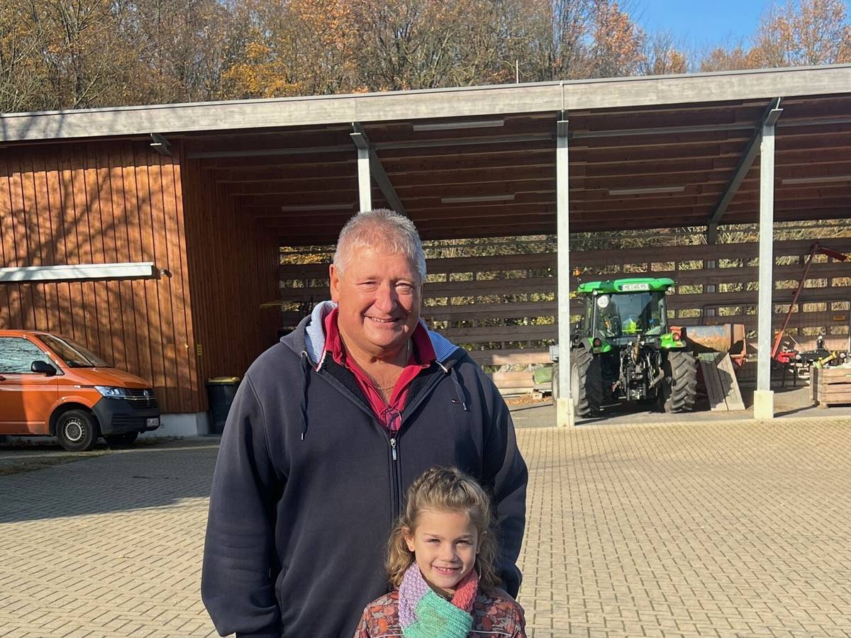 Peter Urban ehrt Preisträger des Sammelwettbewerbs