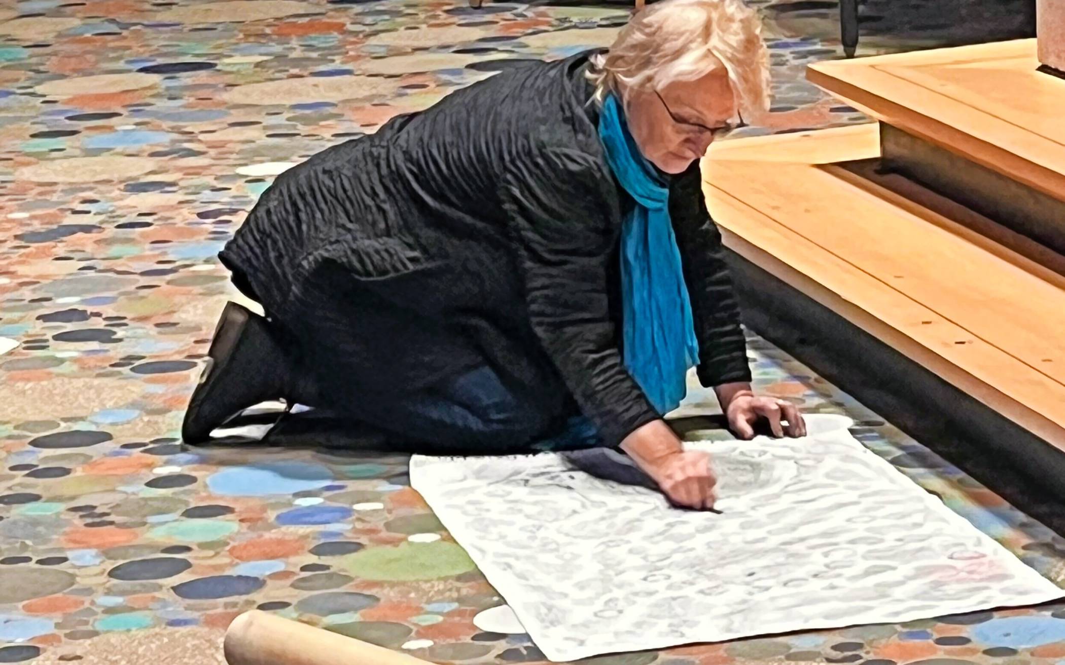 Künstlerin Jutta Holz-Nauert bei der Entstehung