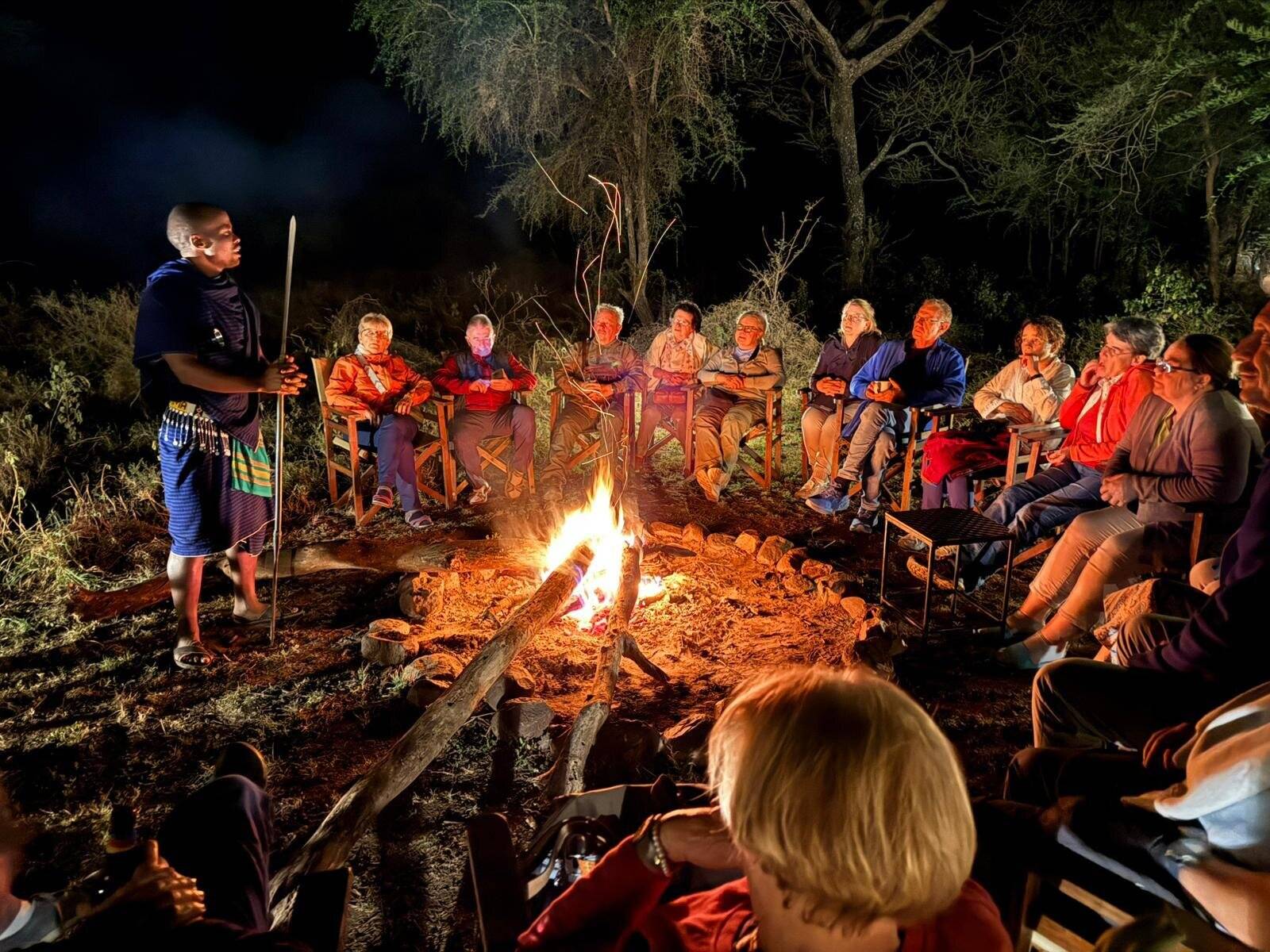 Gemütliche Lagerfeuer-Atmospähre: Gebannt lauschten die Teilnehmer den Geschichtes eines Massai-Kriegers.