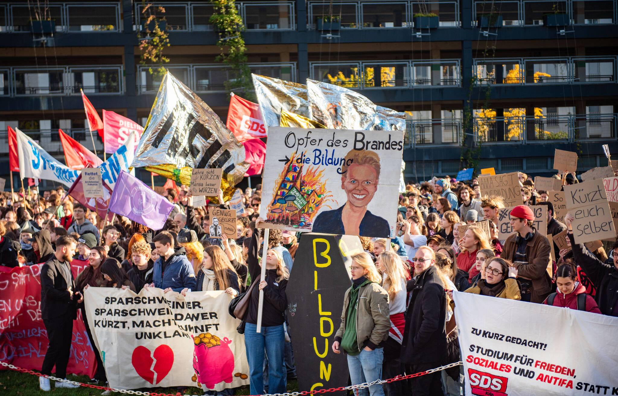 3500 Studierende aus ganz NRW gehen in Düsseldorf gemeinsam auf die Straße