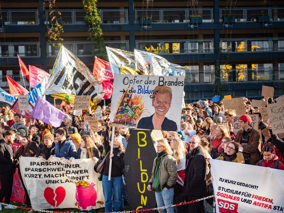 3500 Studierende aus ganz NRW gehen in Düsseldorf gemeinsam auf die Straße