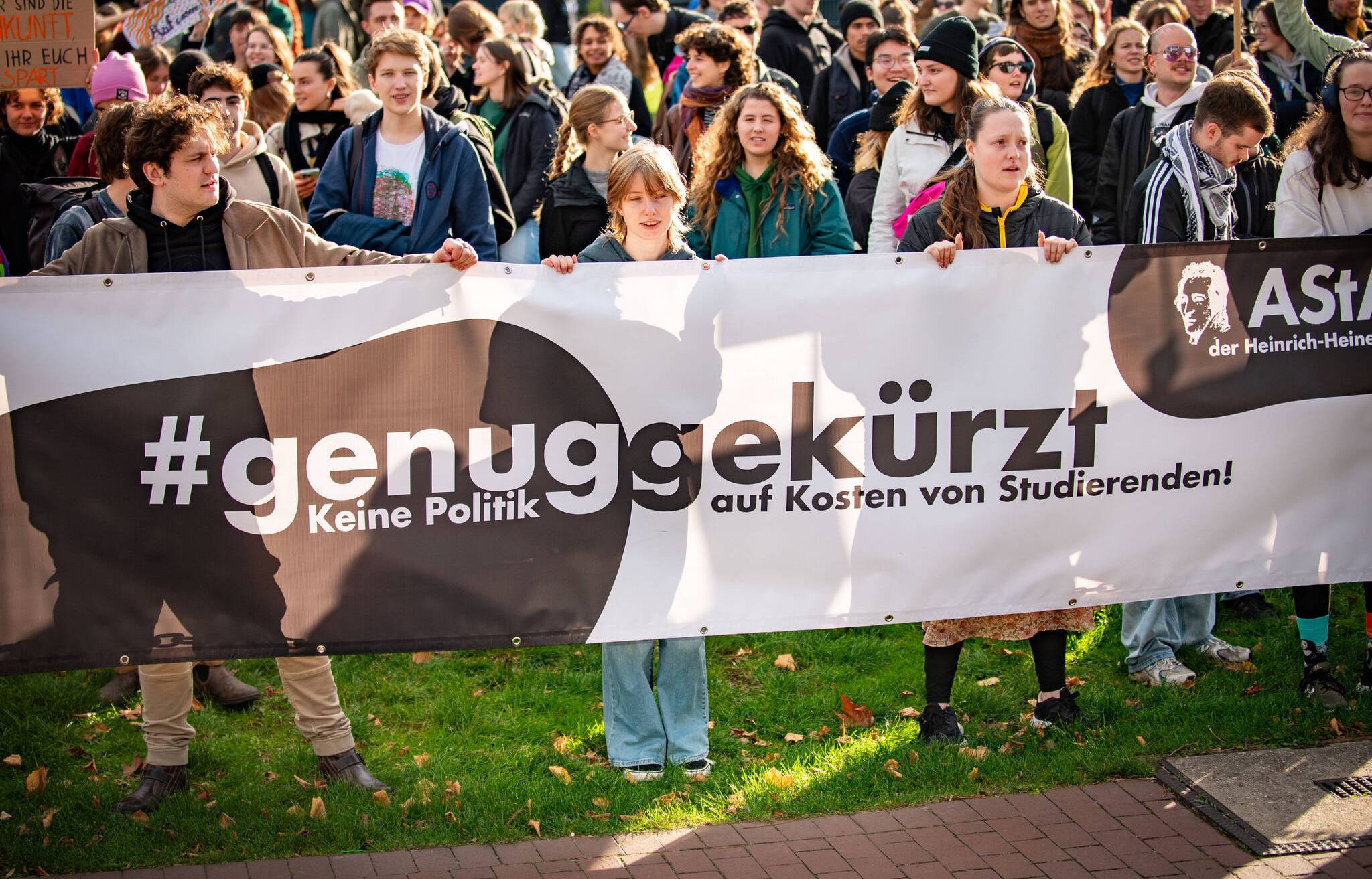 3500 Studierende aus ganz NRW gehen in Düsseldorf gemeinsam auf die Straße