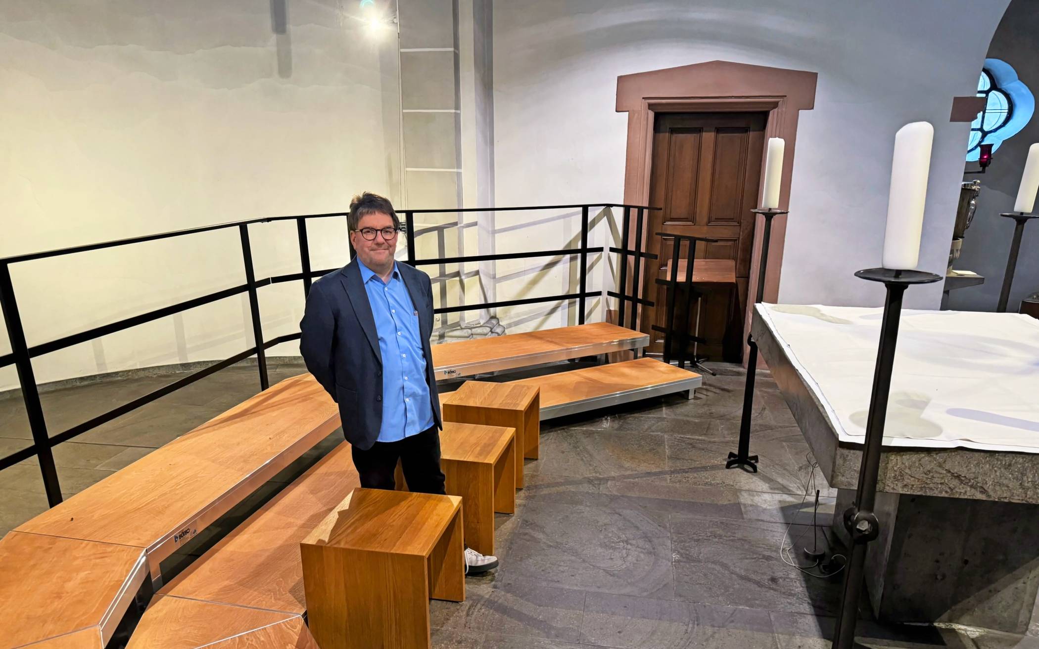  Ingo Hoesch, Seelsorgebereichsmusiker in St. Johannes der Täufer und Mariä Himmelfahrt, vor den neu angeschafften Chorpodesten.  