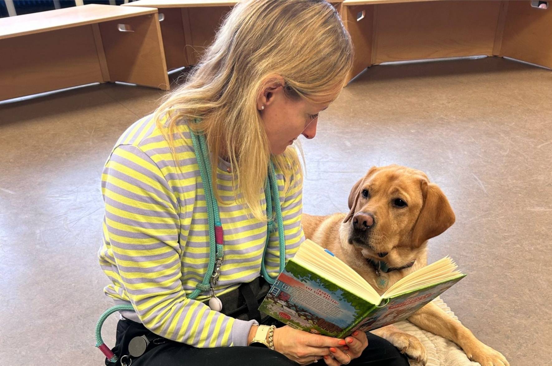 Vorlesehund Fido und seiner Trainerin Romana