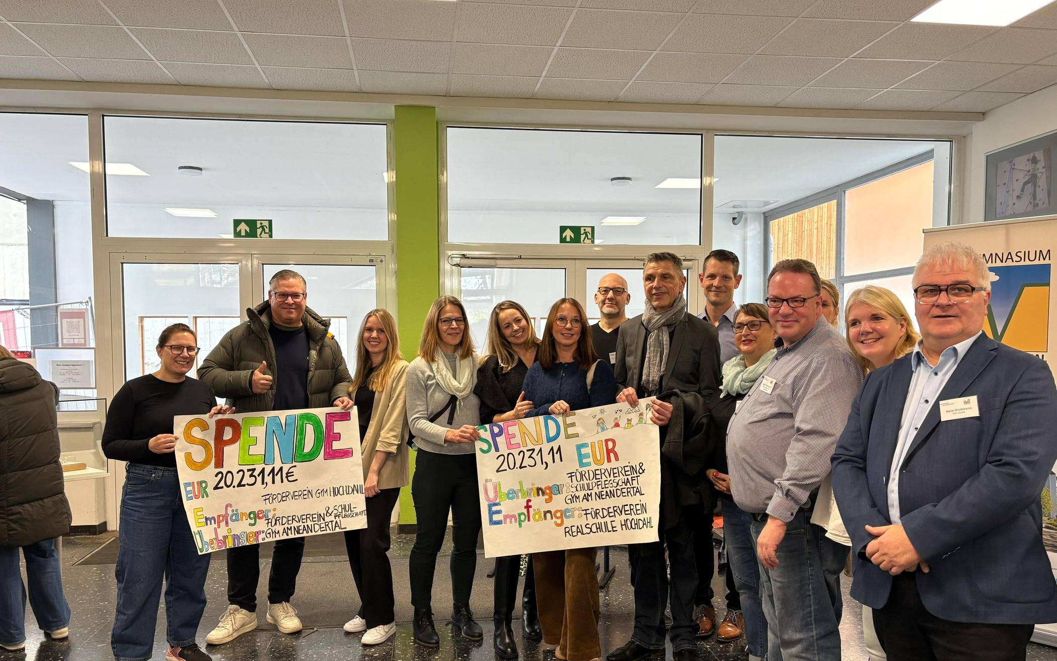  (v.r.n.l.) Hans Gruttmann (Schulleiter Gymneander), Julia Götte (Schatzmeisterin Förderverein Gymneander), Marc Hildebrand (Vorsitzender Schulpflegschaft Gymneander), Petra Dantinger (Schulpflegschaft Gymneander), Daniel Piper (Vorsitzender Förderverein Gymneander), Uwe Heidelberg (Schulleiter Realschule Erkrath), Sascha Stein (Schulpflegschaft Gymneander). Dann folgen Vertreterinnen und Vertreter der Eltern der Realschule Hochdahl und des Gymnasiums Hochdahl. 