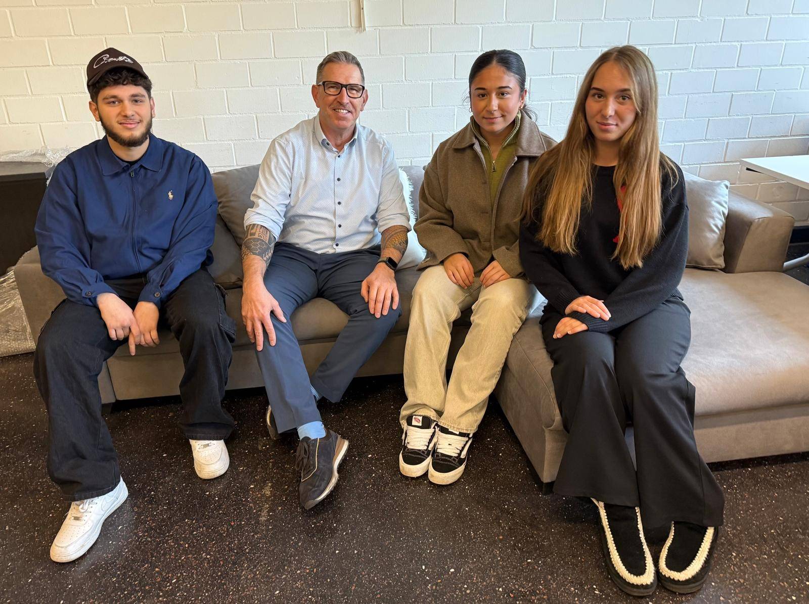 Schülerinnen gestalten neuen SV-Raum mit starker Unterstützung aus der Region