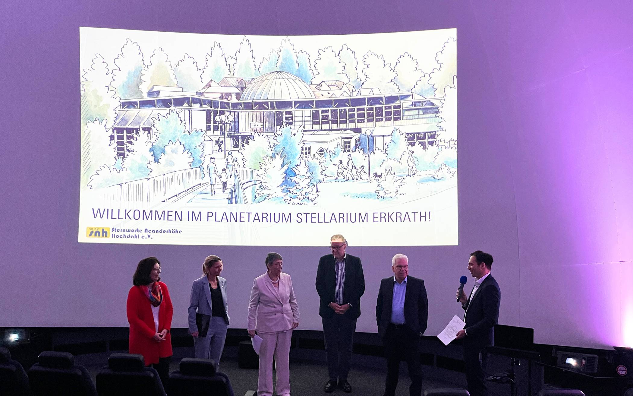 (v.li.) Dr. Corinna Franz (LVR-Kulturdezernentin), Dr. Bettina Warnecke (Landrätin Kreis Mettmann), Prof Dr. Barbara Schock-Werner (Vizepräsidentin NRW-Stiftung), Christoph Wintgen (Stiftung der Kreissparkasse Düsseldorf), Notker Becker (Pressesprecher des Rheinischen Sparkassen- und Giroverbands) und Maximilian Mucha (1. Vorsitzender der Sternwarte Neanderhöhe Hochdahl e. V.).