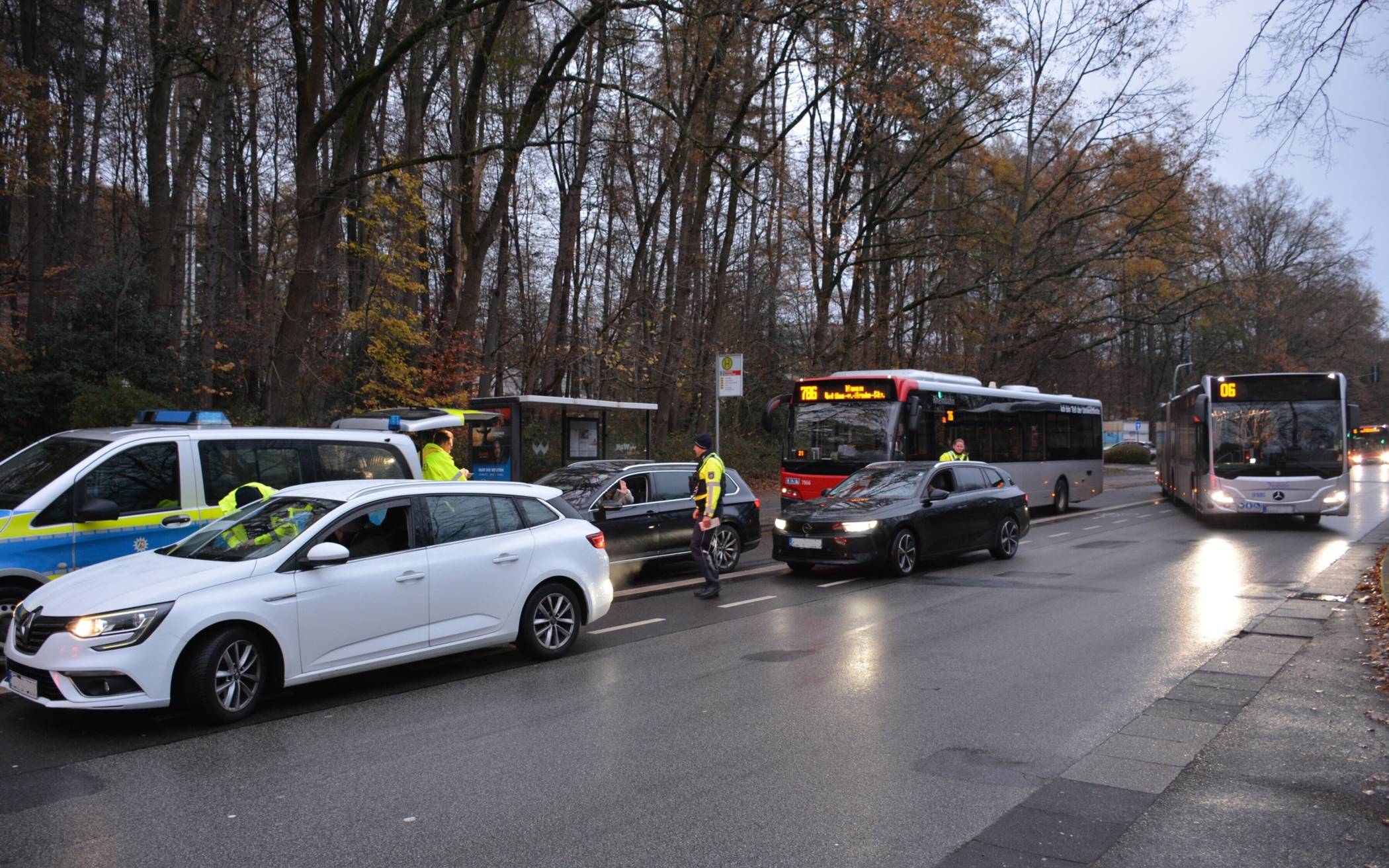 Kontrolle vor dem Schulzentrum an der Sedentaler Straße.