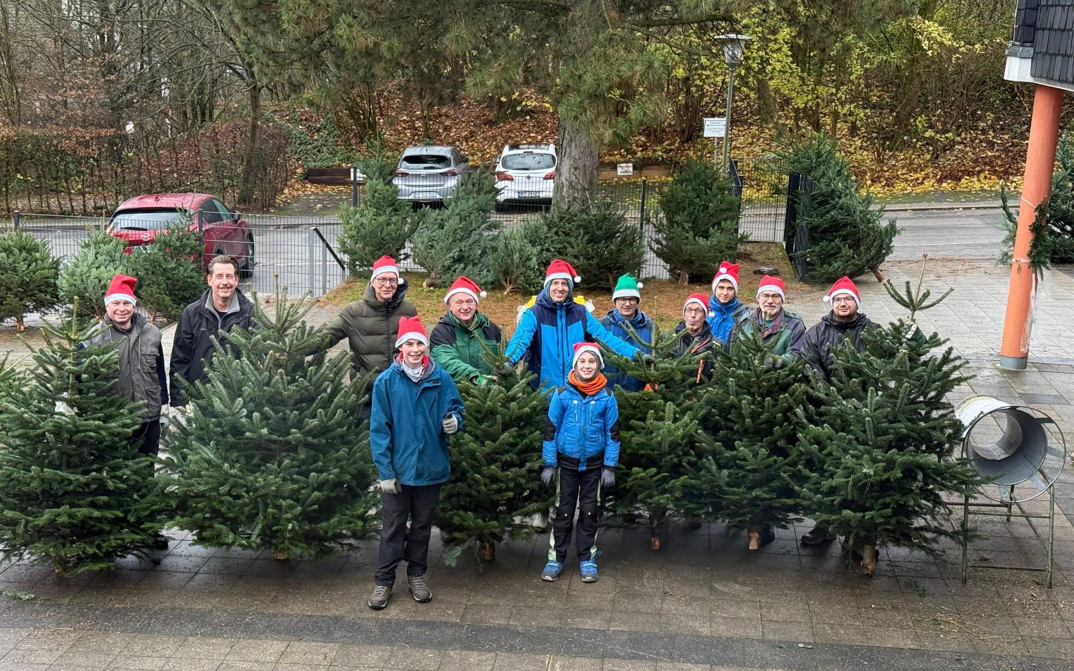 Das Weihnachtsbaum-Verkaufsteam am Paul-Schneider-Haus.