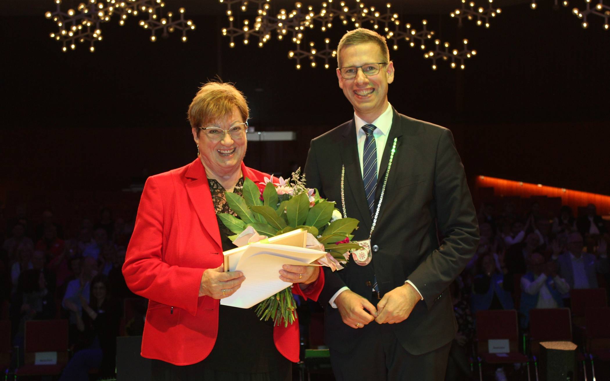 Regina Wedding gemeinsam mit Bürgermeister Christoph