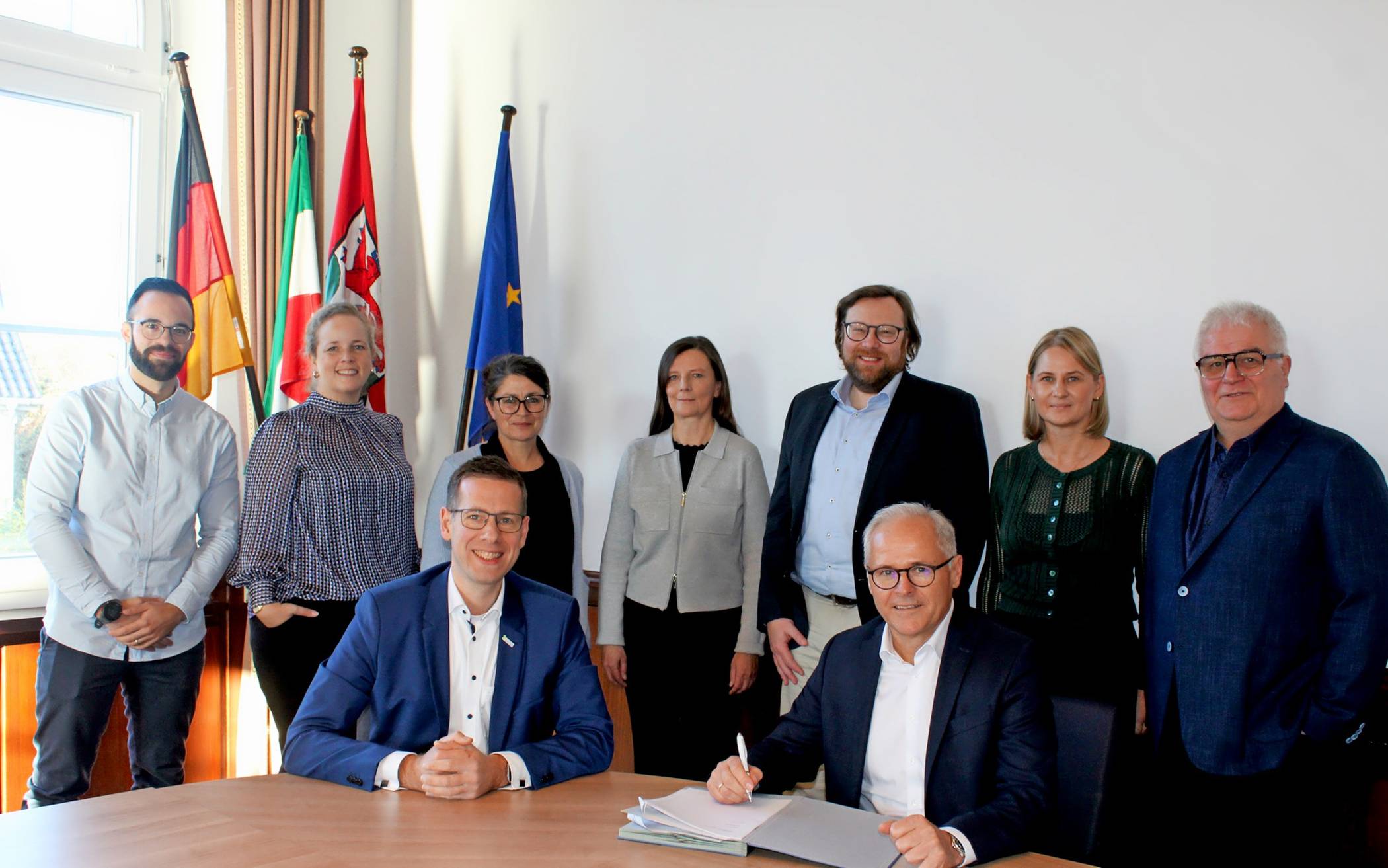 Bürgermeister Christoph Schultz (sitzend links) und