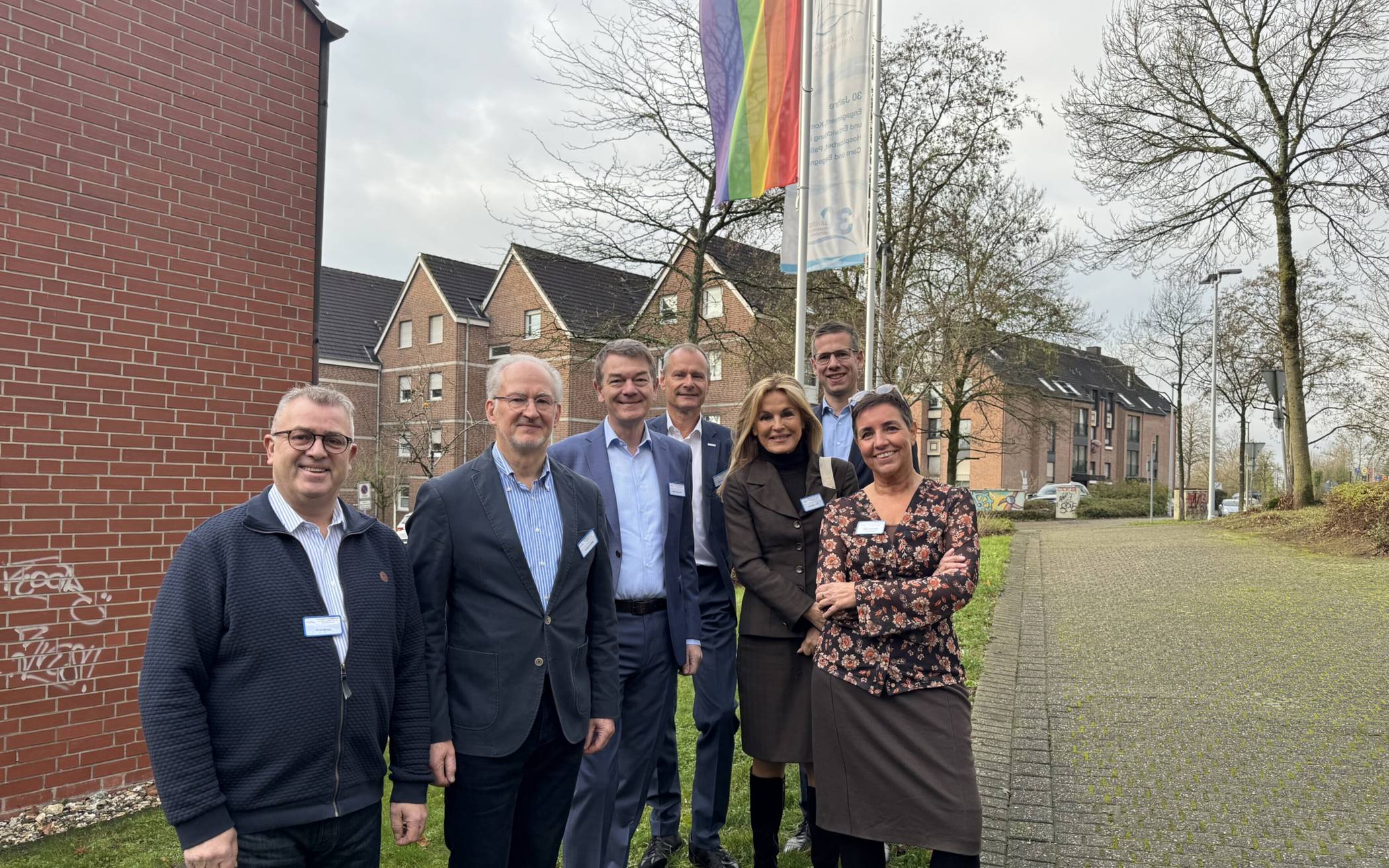  Zur Staffelstab-Übergabe beim Schirmherren-Wechsel im Franziskus-Hospiz kamen unter anderem Botschafter der Einrichtung, Vorstandsmitglieder des Hospiz-Vereins und Vertreter der Stadt: (v.li.) Wido Weyer (Geschäftsmann und Botschafter des Franziskus-Hospizes), Wolfgang Soldin (erster Vorsitzender des Franziskus Hospiz Vereins), der neue Schirmherr Jörg Schönenborn, Thorsten Schmitz (Kämmerer der Stadt Erkrath und Botschafter des Hospizes), Michaela Noll (ehemalige Schirmherrin), Bürgermeister Christoph Schultz und Silke Kirchmann (Leitung des Franziskus-Hospizes). 