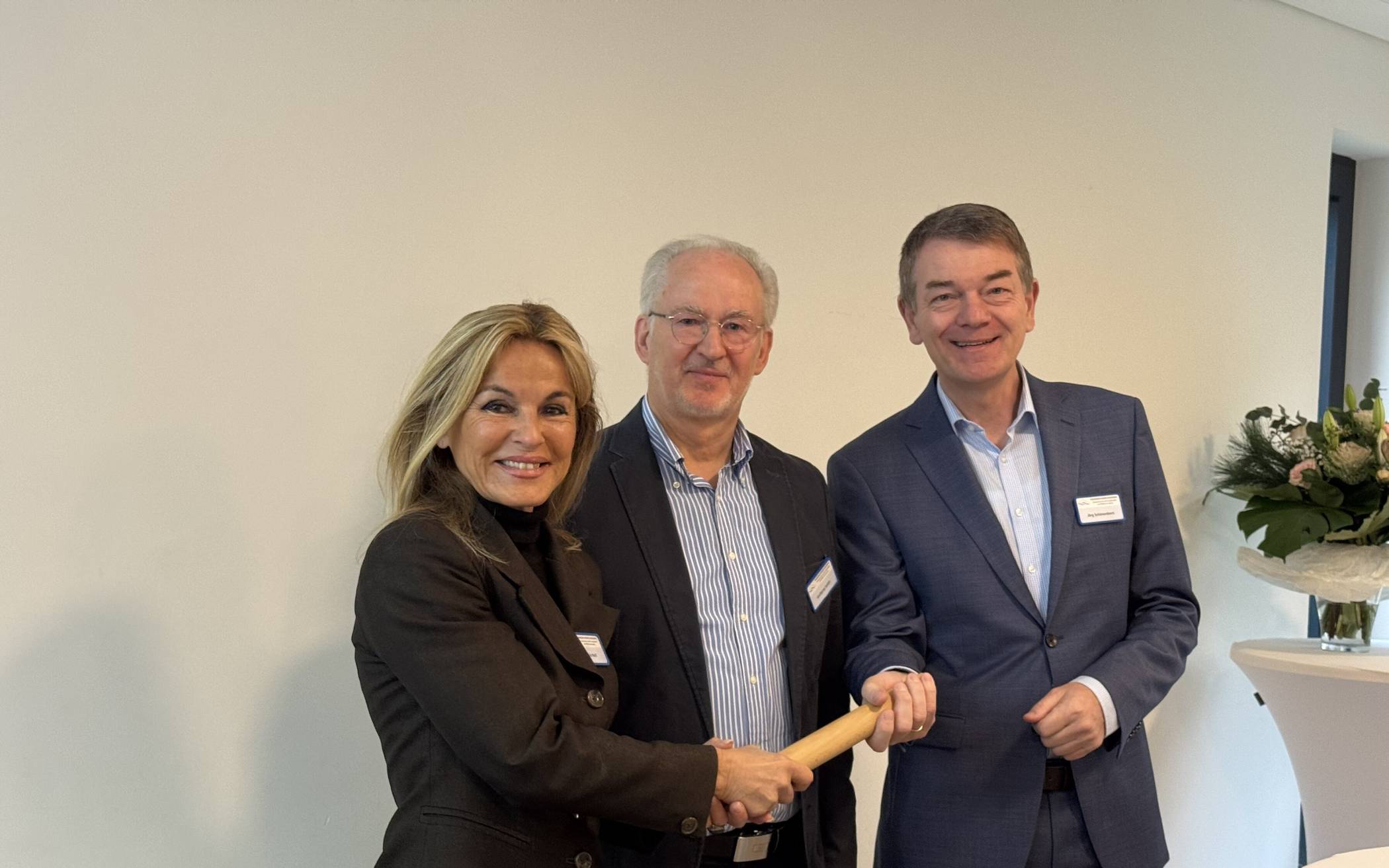 Michaela Noll (ehemalige Abgeordnete des Deutschen Bundestages) gibt ihren Staffelstab als Schirmherrin des Franziskus-Hospizes an WDR-Programmdirektor Jörg Schönenborn (re.) weiter. Wolfgang Soldin (Mitte), Vorsitzender des Franziskus Hospiz Vereins, hatte den ersten Kontakt zu Michaela Nolls Nachfolger geknüpft.