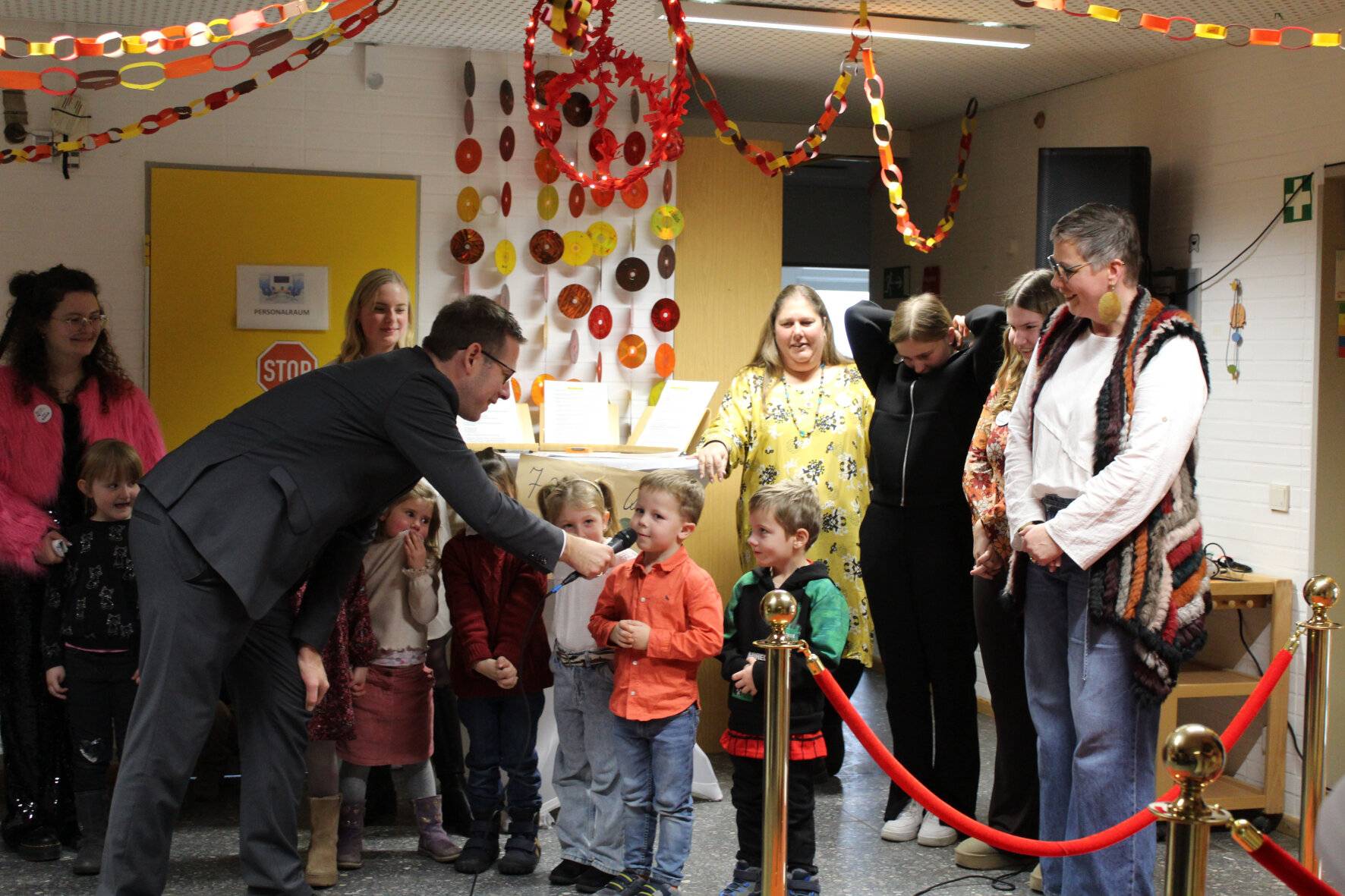 Bürgermeister Christoph Schultz (r.) gratulierte der Kindertagesstätte Unterfeldhaus recht herzlich zum 50-jährigen Bestehen und richtete das Wort in seiner Ansprache auch an die Kita-Kinder.