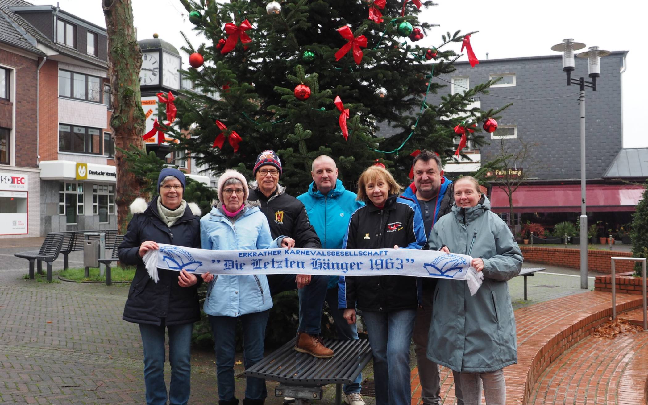  Dank der tatkräftigen Unterstützung der KG "Die letzten Hänger" ist der Weihnachtsbaum in der Fußgängerzone in Alt-Erkrath nun festlich geschmückt. 
