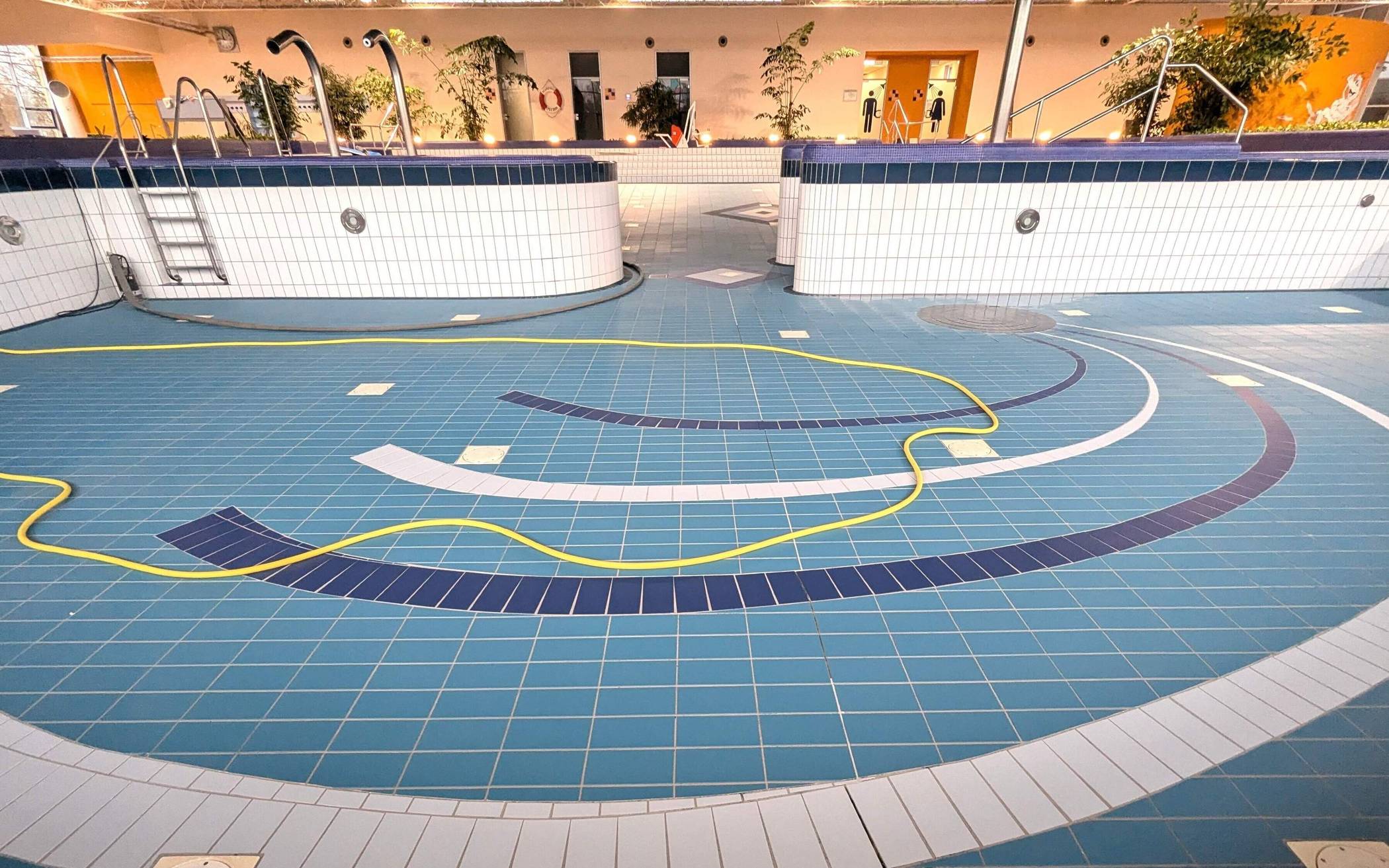  Während der Jahresrevision im Neanderbad werden alle Becken geleert und gründlich gereinigt. 