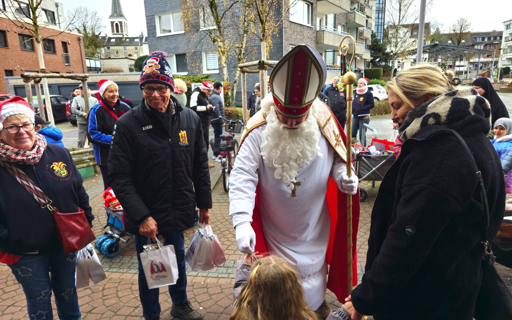 Nikolaus beschenkte Kinder in der Bahnstraße