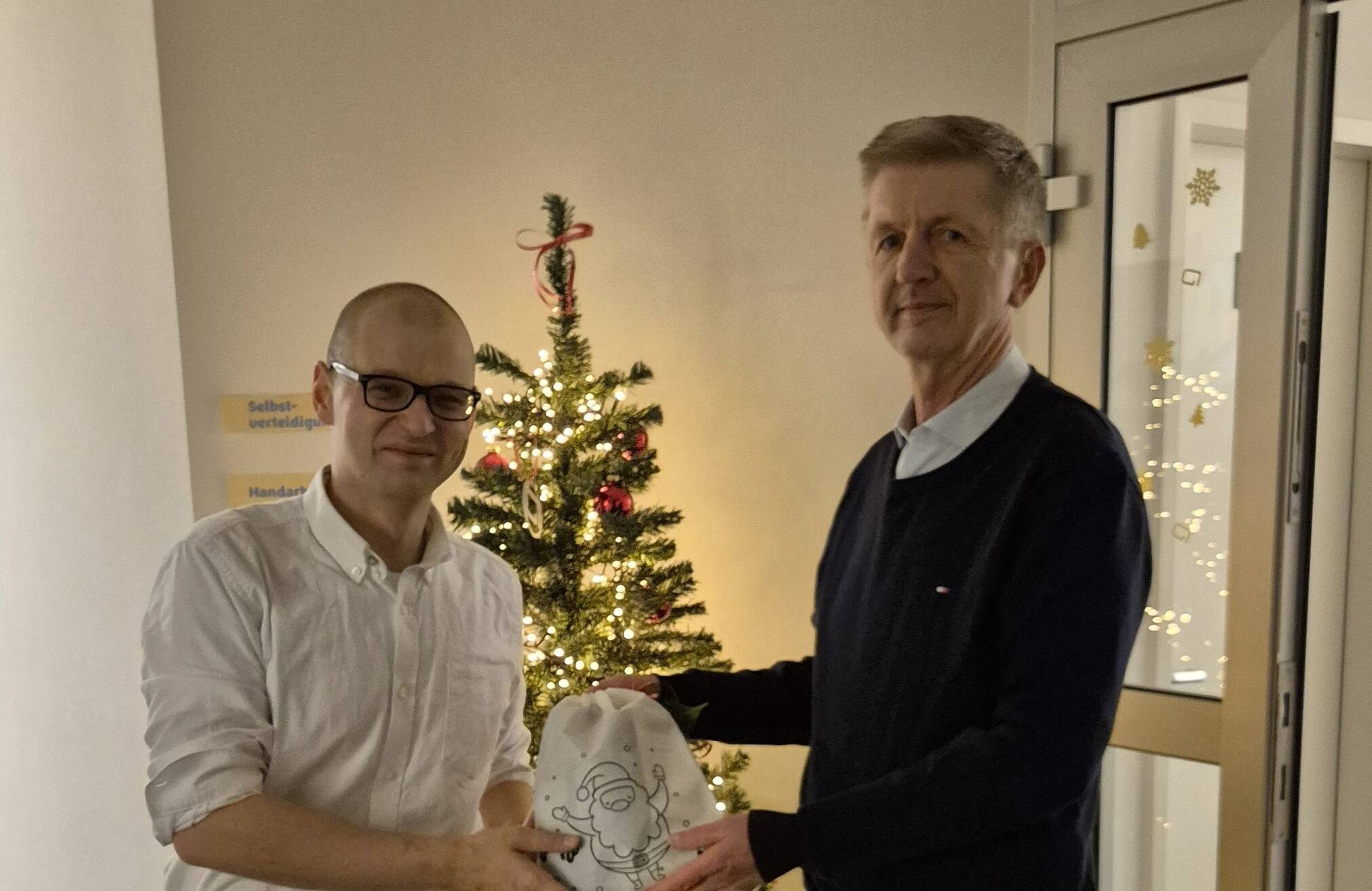 Übergabe der Tüten durch Theo Sobirayeinem