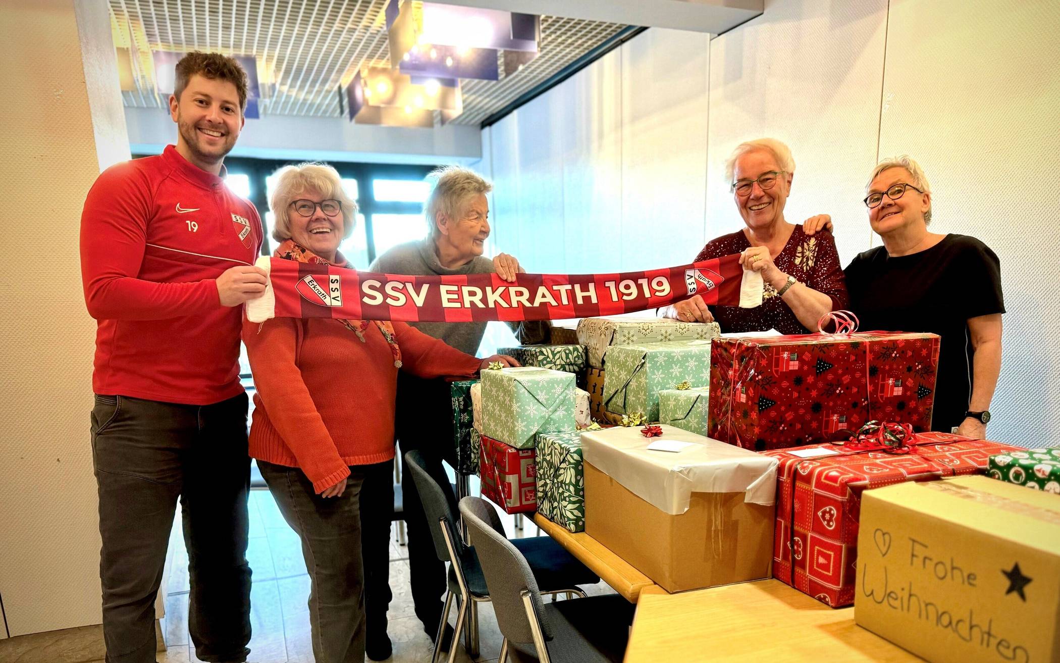 Robin Hesse bei der Spendenübergabe zusammen