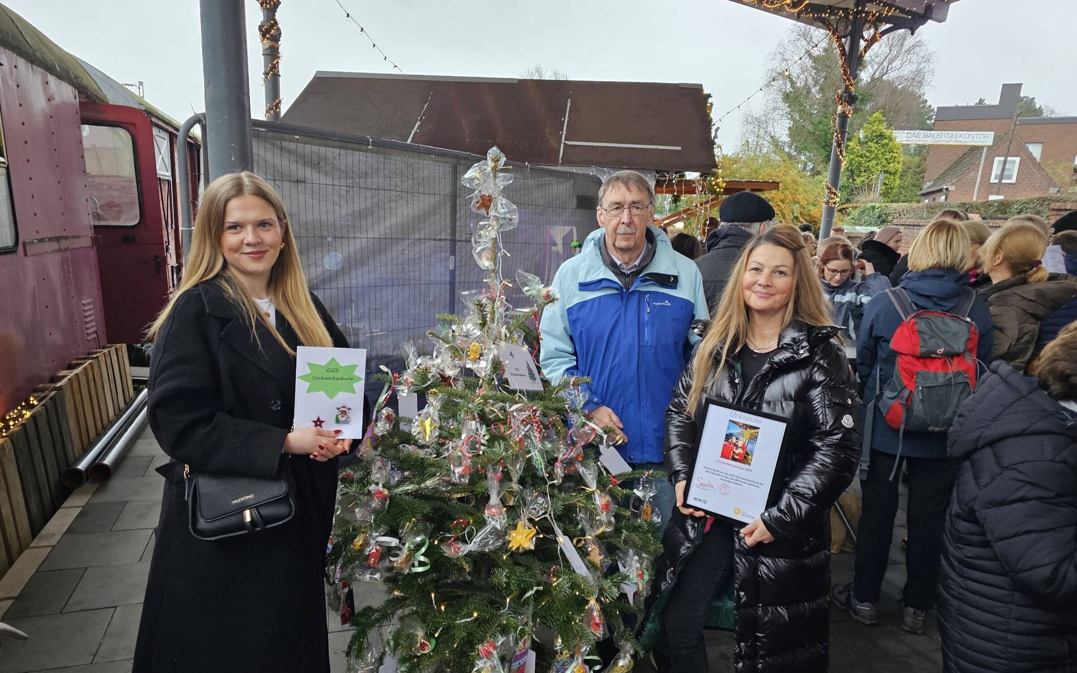  Der erstplatzierte Weihnachtsbaum der Sechseckschule. 