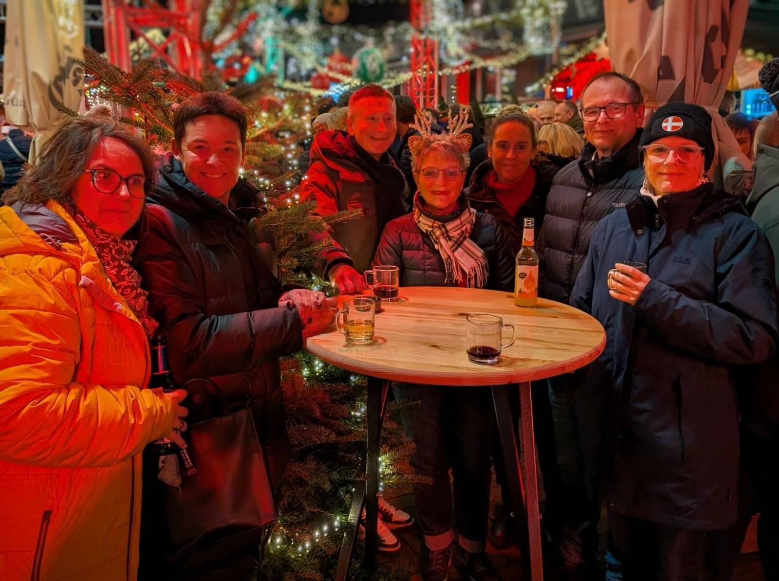  Gut gelaunte Besucher auf dem Vereinsgelände des SC Unterbach. 