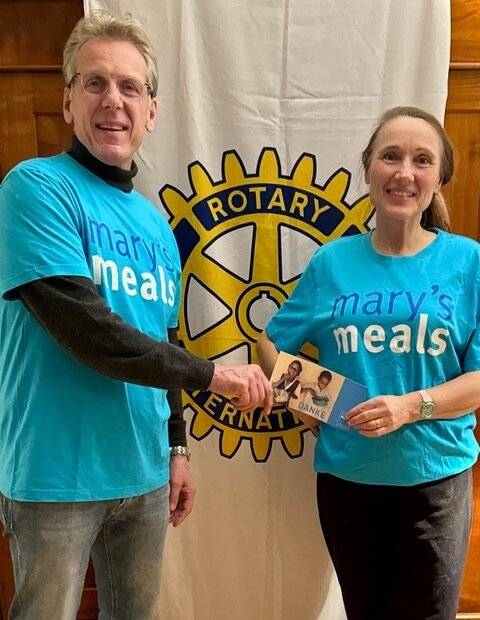 Neandertal-Präsident Dr. Martin von Stroeter und die Düsseldorfer Kinderärztin Dr. Birgit Degenfeld bei der Spendenübergabe.