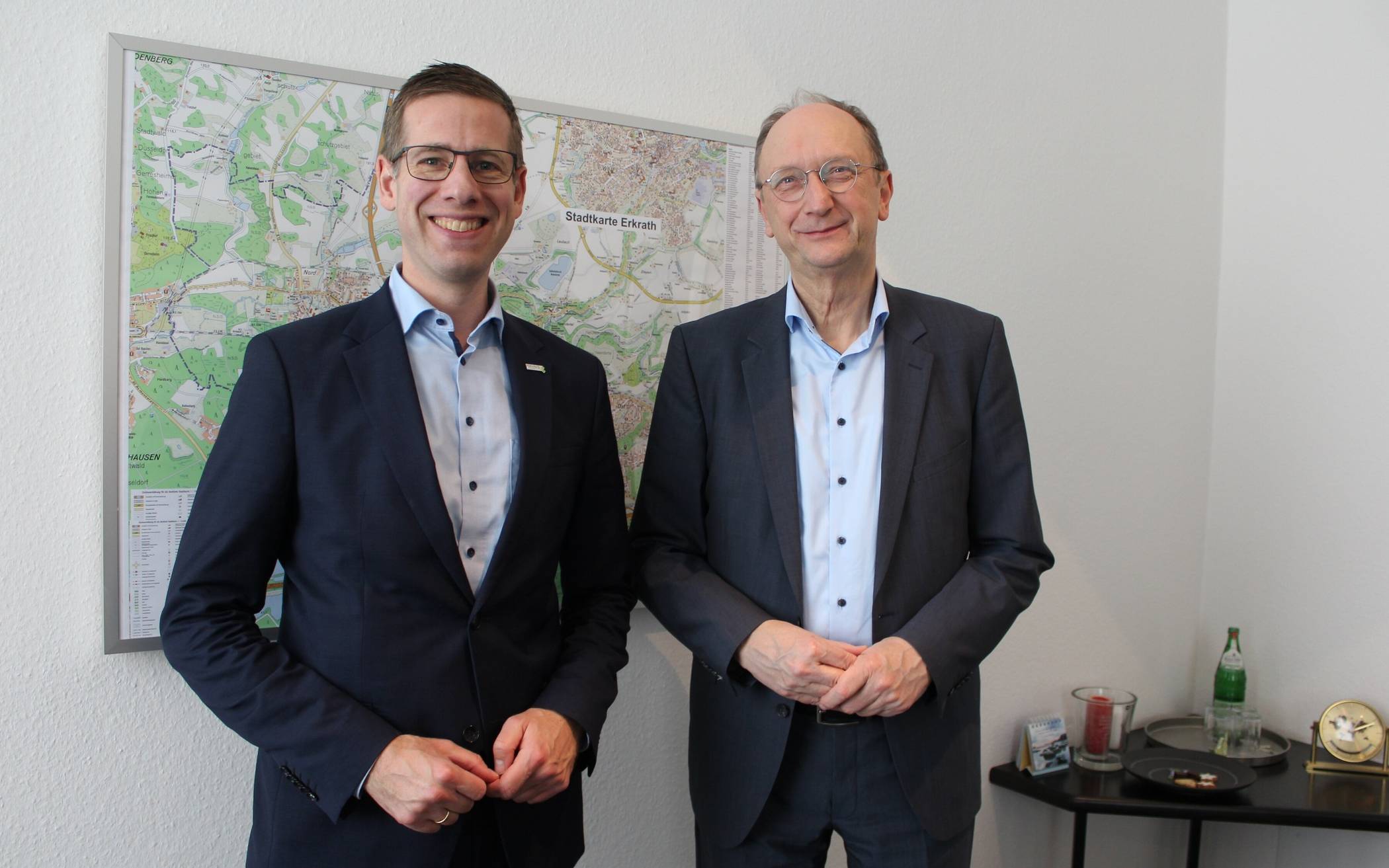 Erkraths Bürgermeister Christoph Schultz empfing den Bundestagsabgeordneten Dr. Klaus Wiener (CDU) zum politischen Austausch im Rathaus.