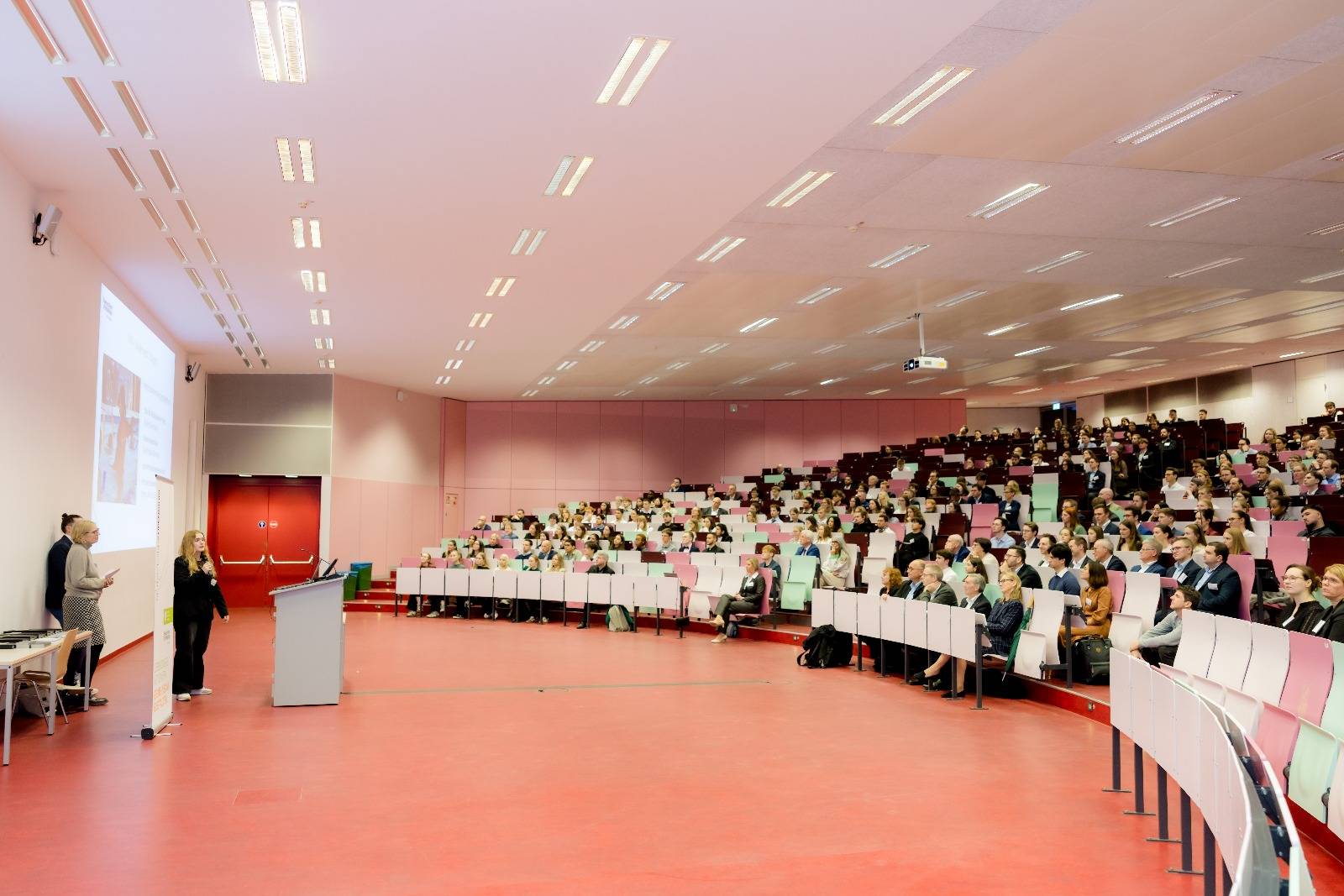  Bei der diesjährigen Vergabefeier des Deutschlandstipendiums für begabte und leistungsstarke Studierende in der Uni Wuppertal wurde zudem ein Ehrenamtspreis ausgeschrieben.  