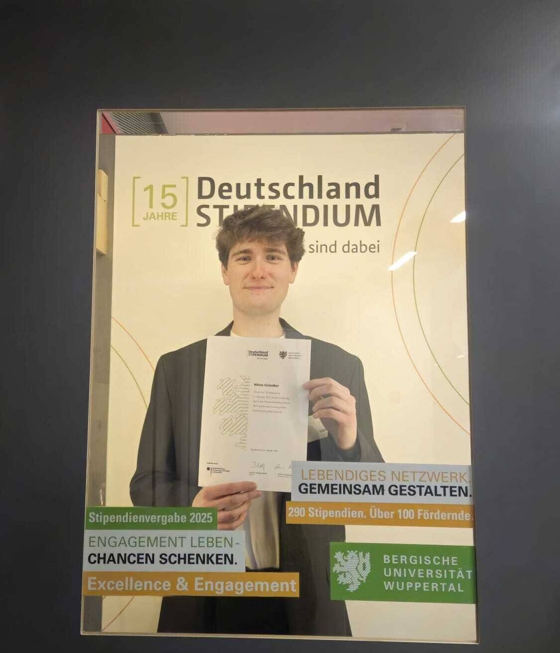  Niklas Gründker wurde ab dem dritten Semester im Herbst 2023 wurde er in die Förderung durch das Deutschlandstipendium für begabte und leistungsstarke Studierende aufgenommen. In diesem Jahr durfte er sich bereits über die zweite Verlängerung freuen. Außerdem durfte er sich in diesem Jahr über einen Ehrenamtspreis für sein Engagement beim Karnevalsausschuss Unterbach freuen. 