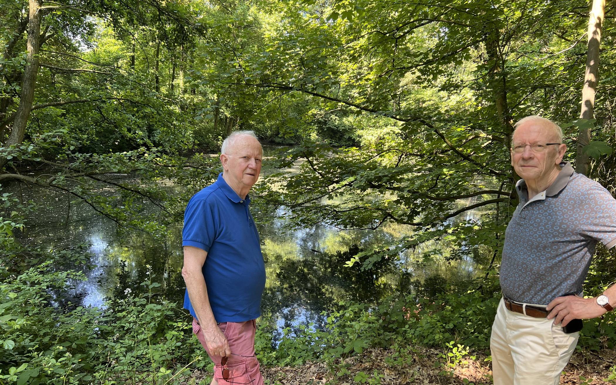  Rückblick 2023: Herbert (li.) und Gottfried Bander vom Bürgerverein Hochdahl vor einem der Teiche im Hochdahler Bayer-Park, die einer Auffrischungskur bedürfen. 