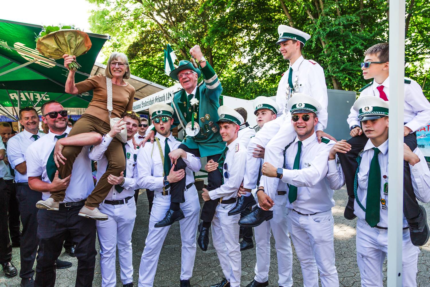  König Jürgen Ziegner und seine Frau Petra nach dem alles entscheidenen Königsschuss beim vergangenen Schützenfest in Alt-Erkrath im Sommer 2024. Seitdem sammelt er für sein Königs-Projekt - die Renovierung des Heiligenhäuschens am Korresberg - Geldspenden.   