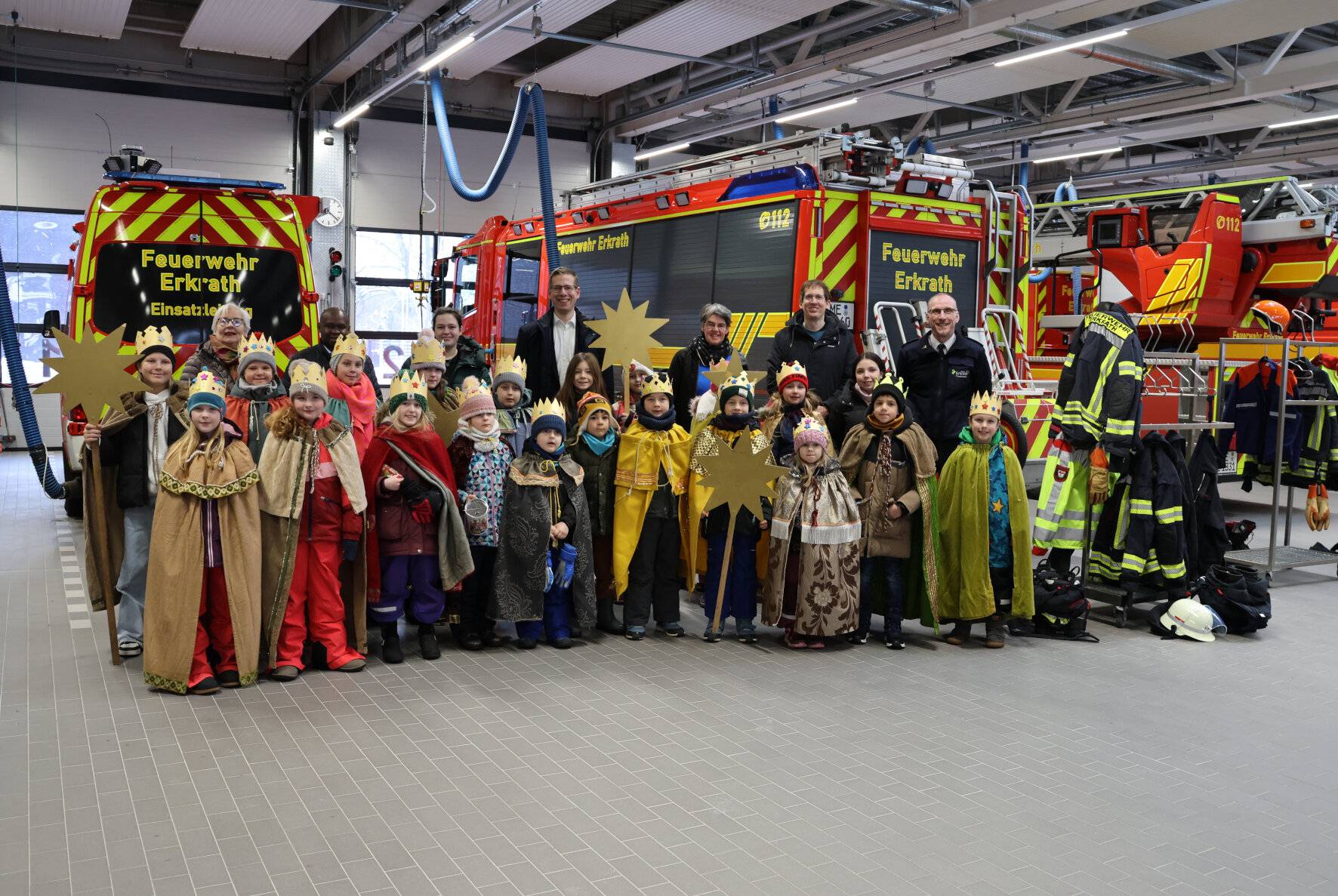  Die Hochdahler Sternsinger brachten auch 2026 Gottes Segen zur Feuerwehr Erkrath – in diesem Jahr erstmals in die neue Feuer- und Rettungswache an der Bergischen Allee in Hochdahl. Bürgermeister Christoph Schultz (hintere Reihe: 4.v.l.), Feuerwehrchef Guido Vogt (1.v.r.) sowie die stellvertretenden Bürgermeisterinnen Annette Kirchhoff (1.v.l.) und Lena Hemp (3.v.l.) freuten sich über den traditionellen Besuch. 