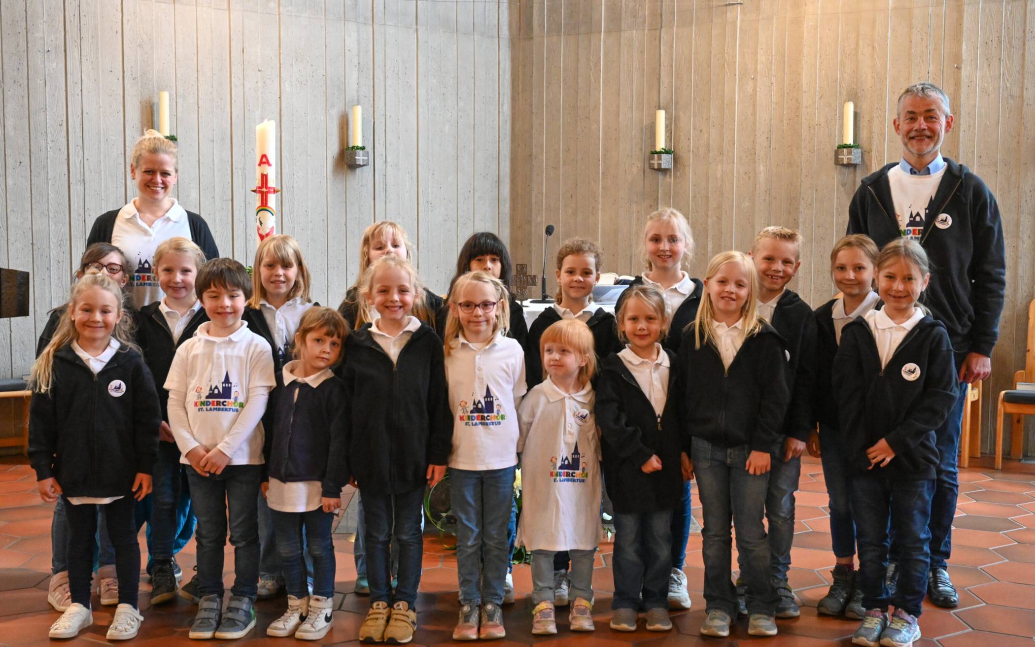  Während der „Aufnahmefeier der neuen Kinderchorkinder“ am 25. Mai 2025 in der Kirche Heilige Familie in Mettmann-Metzkausen. 