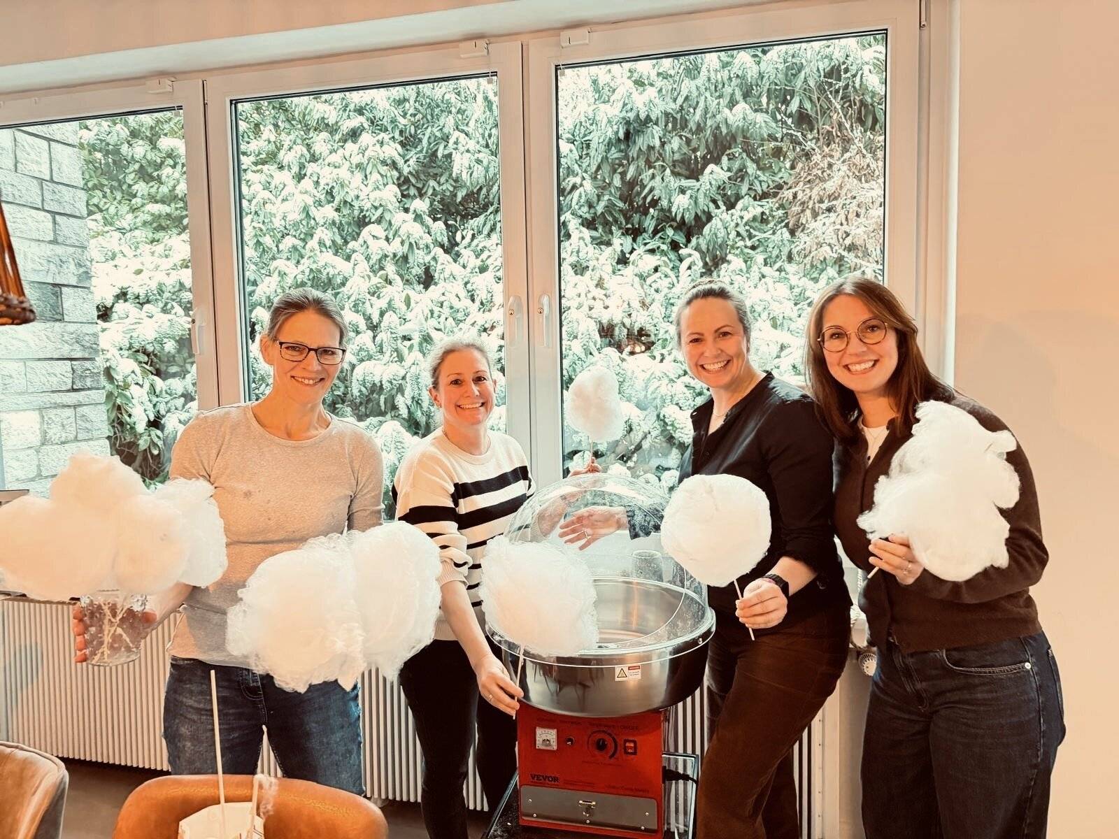  Probeherstellung von Zuckerwatte für den Tag der offenen Tür an der Realschule Hochdahl: (v.li.) zweite Vorsitzende Katja Petrilos, Schriftführerin Nina Schnabel, Kassenwartin Claudia Ermoneit-Zahedi und erste Vorsitzende Julia Willeke vom Förderverein der Realschule Hochdahl. 