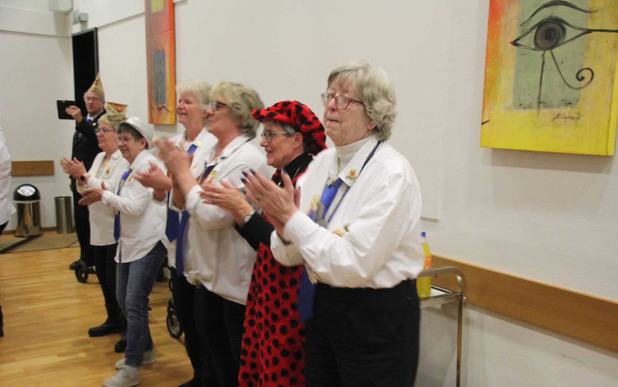  Ausgelassene Stimmung beim Seniorenkarneval der KG "Die letzten Hänger" im Erkrather Rathaus. 