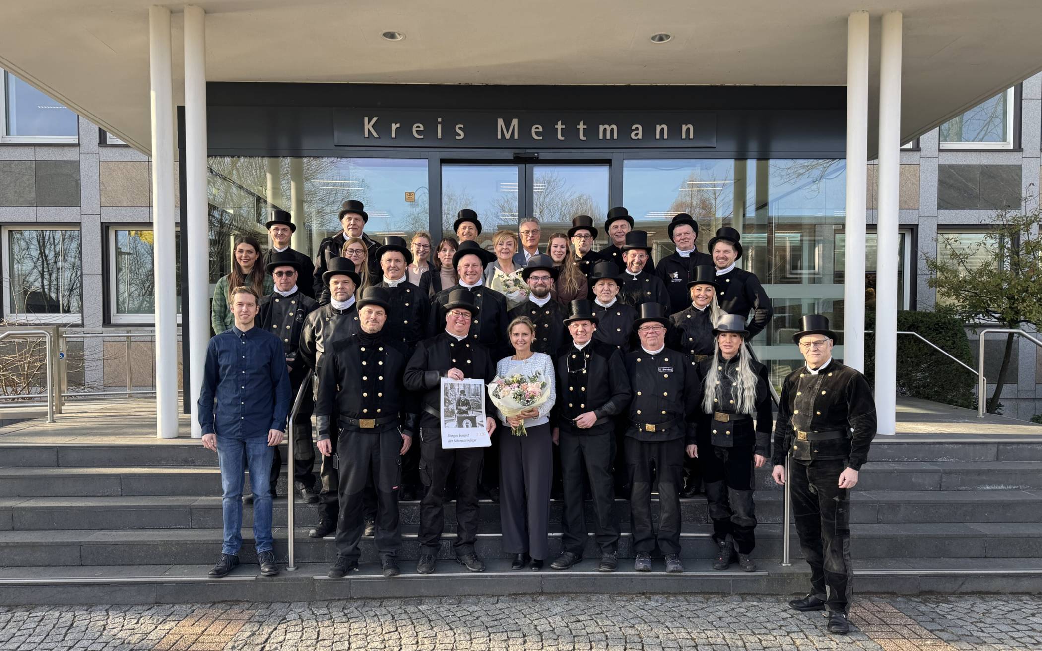  Landrätin Dr. Bettina Warnecke und die Schornsteinfegerinnen und Schornsteinfeger vor dem Kreishaus.  