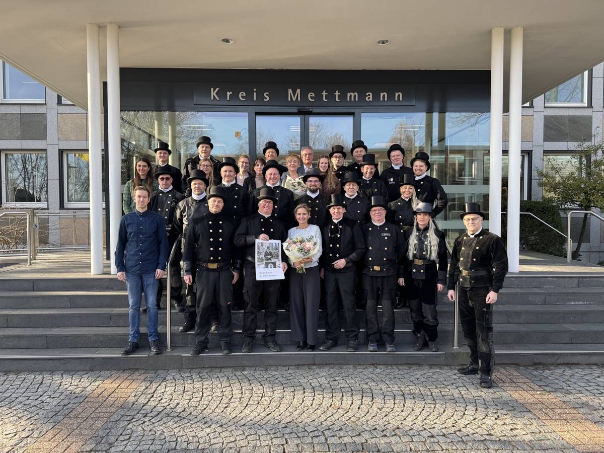 Schornsteinfegerinnen und Schornsteinfeger wünschen Landrätin Glück für 2026