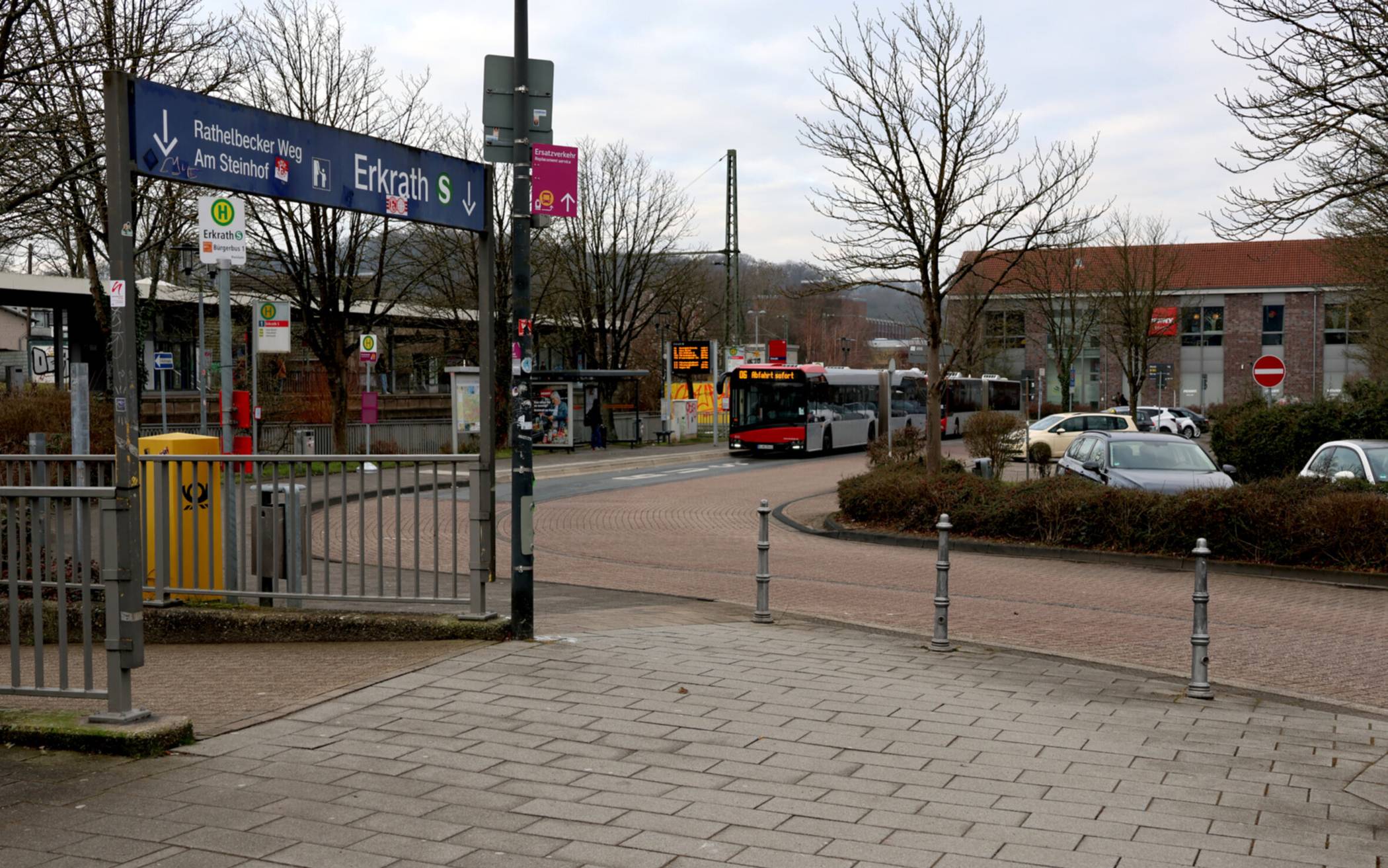  Das Foto zeigt den nördlichen P&amp;R-Parkplatz am S-Bahnhof Erkrath. 