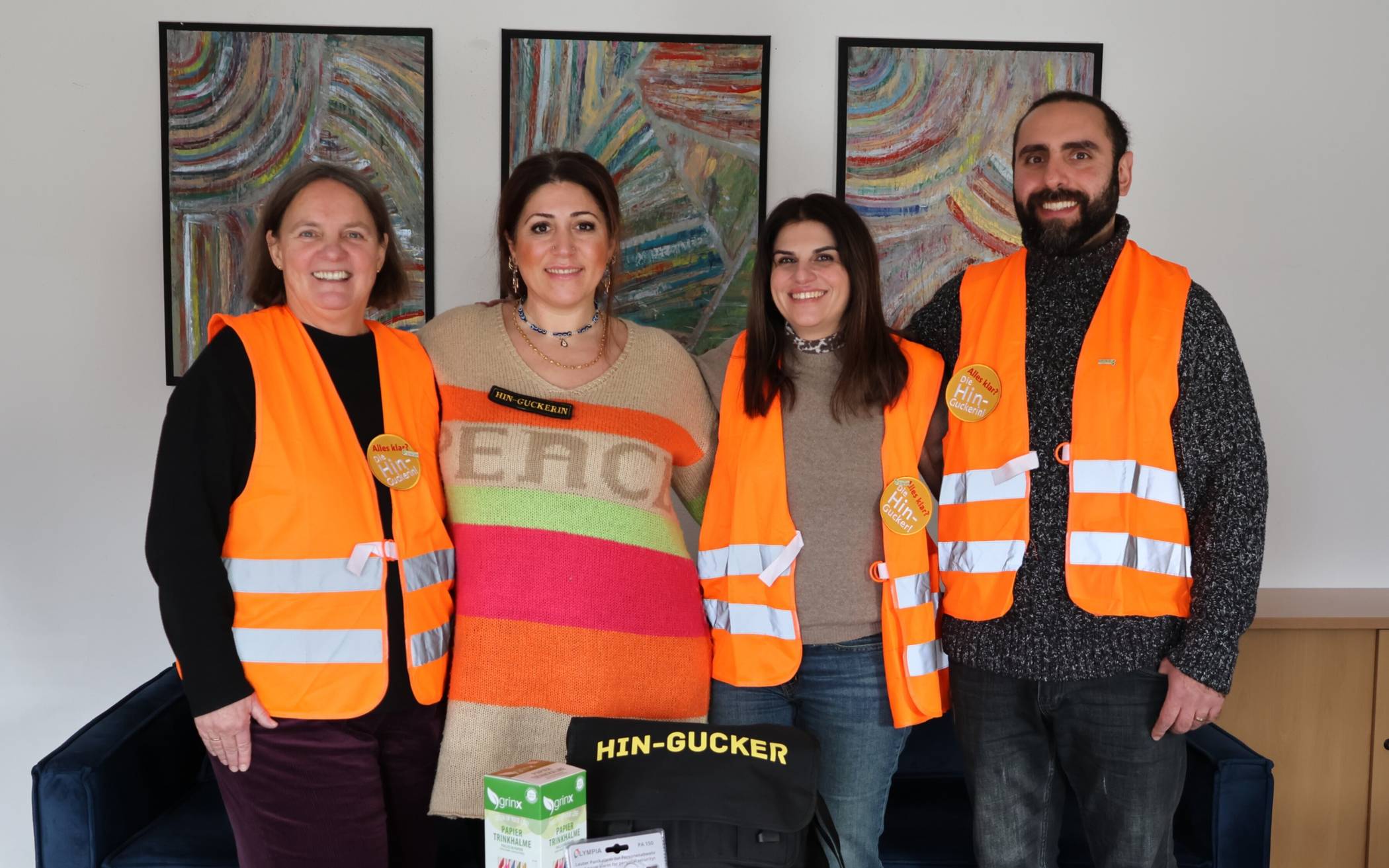  Tümay Biçer-Poyraz (2.v.l.) und ihr Team sind auch 2026 wieder als HinGuckerinnen beim Karnevalsumzug in Alt-Erkrath unterwegs und stehen Jugendlichen zur Seite. 