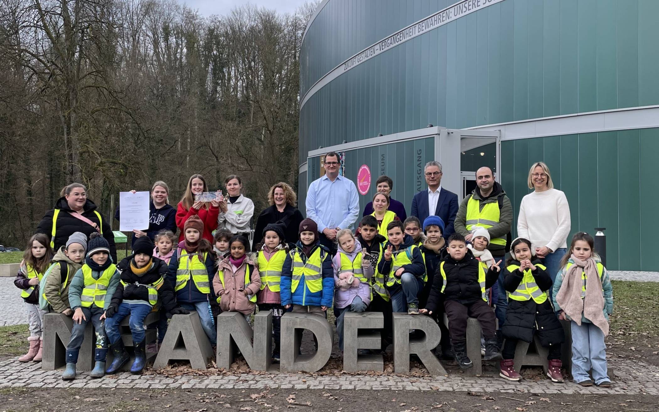  Das städtische Kinder- und Familienzentrum Rheinstraße mit seinen Erzieherinnen und Erziehern und angehende Erzieherinnen vom Berufskolleg Neandertal sowie von links: Beate Humpf, Leiterin Fachbereich Sozialwesen Berufskolleg Neandertal, Thomas Weber, Stellvertretender Schulleiter Berufskolleg Neandertal, Dr. Bärbel Auffermann, Direktorin Neanderthal Museum, Nils Hanheide, Dezernent des Kreises Mettmann, Brigitte Bullmann, Gesamtleitung und Fachberatung der städtischen Kindertagesstätten in Mettmann. 