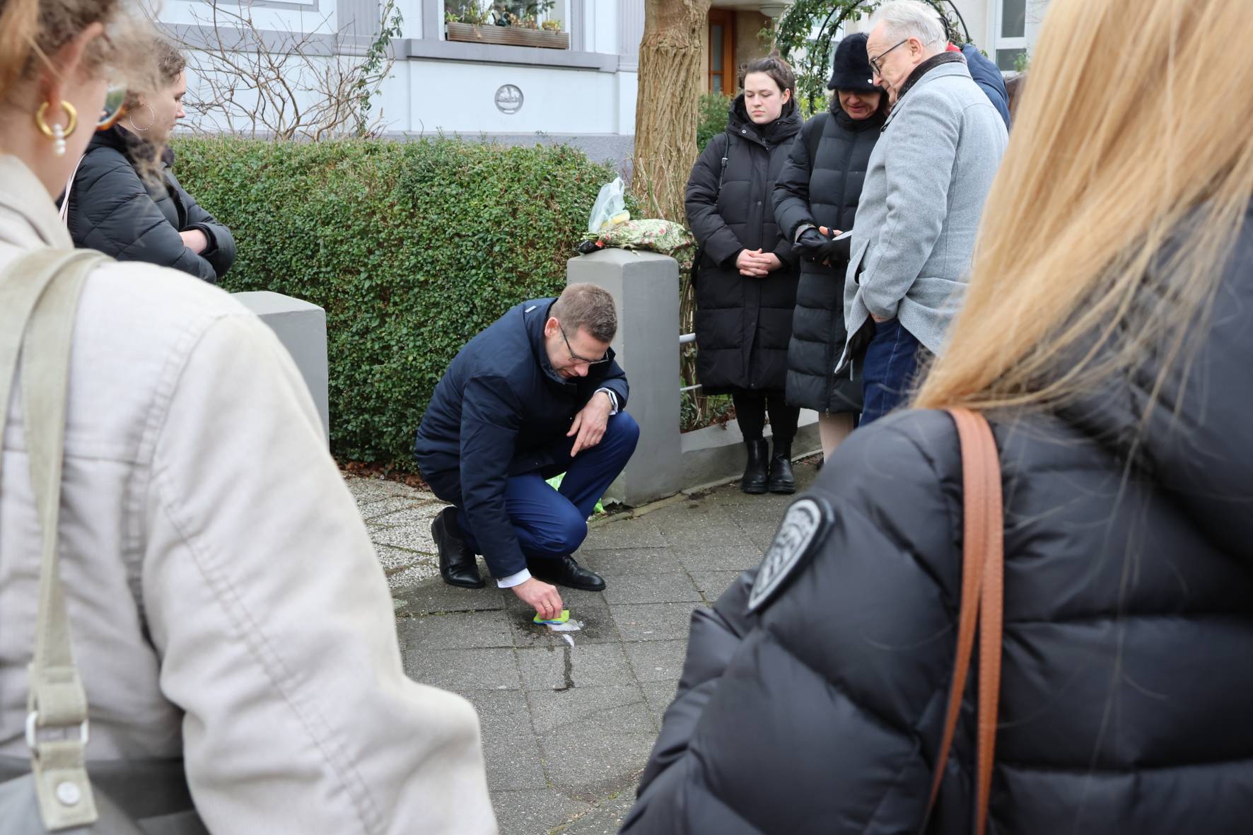  Neben zahlreichen Schülerinnen und Schülern der weiterführenden Schulen in Erkrath waren Bürgermeister Christoph Schultz sowie zahlreiche Personen aus Bürgerschaft und Politik anlässlich der Reinigung der Erkrather Stolpersteine zusammengekommen, um der Opfer des Nationalsozialismus zu gedenken und ein Zeichen gegen Hass und Fremdenfeindlichkeit zu setzen. 