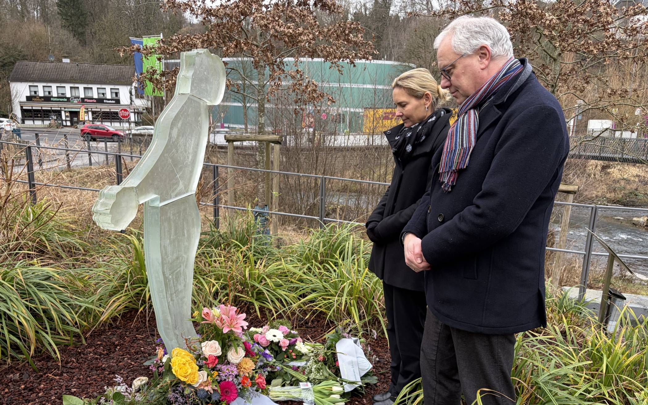 Landrätin Dr. Bettina Warnecke und Kreisarchivar