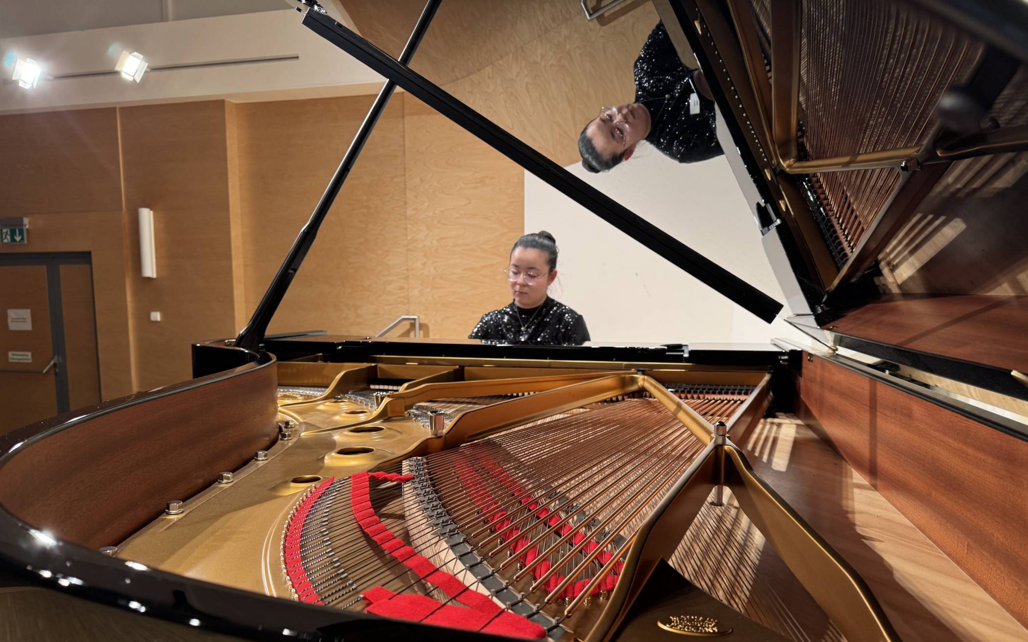  Teilnehmerin Denise Kaiser am Klavier in der Musikschule Ratingen.  