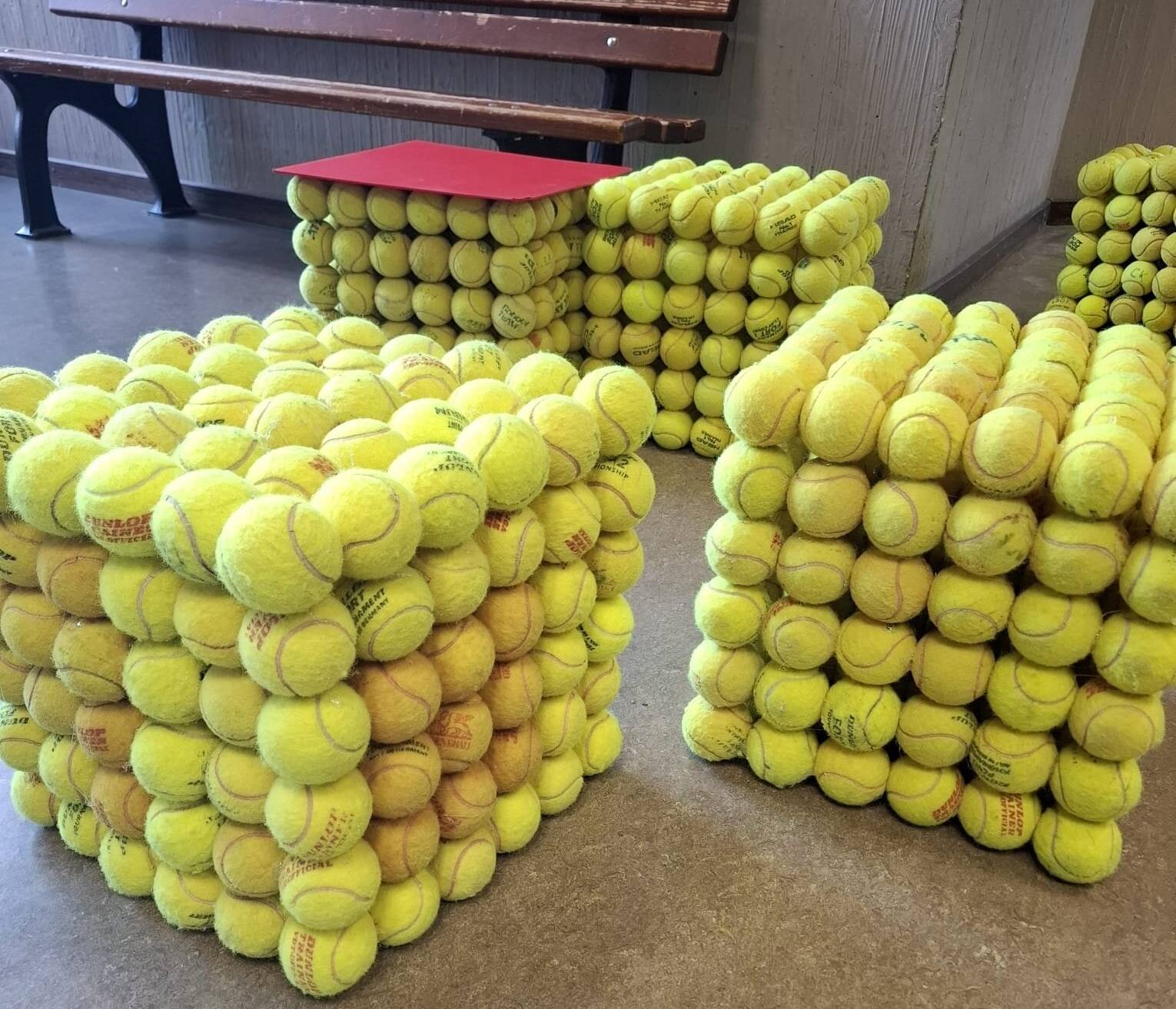 Aus ausrangierten Tennisbällen zauberte die Schüler neue Sitzmöglichkeite im Interimsquartier Benrath.