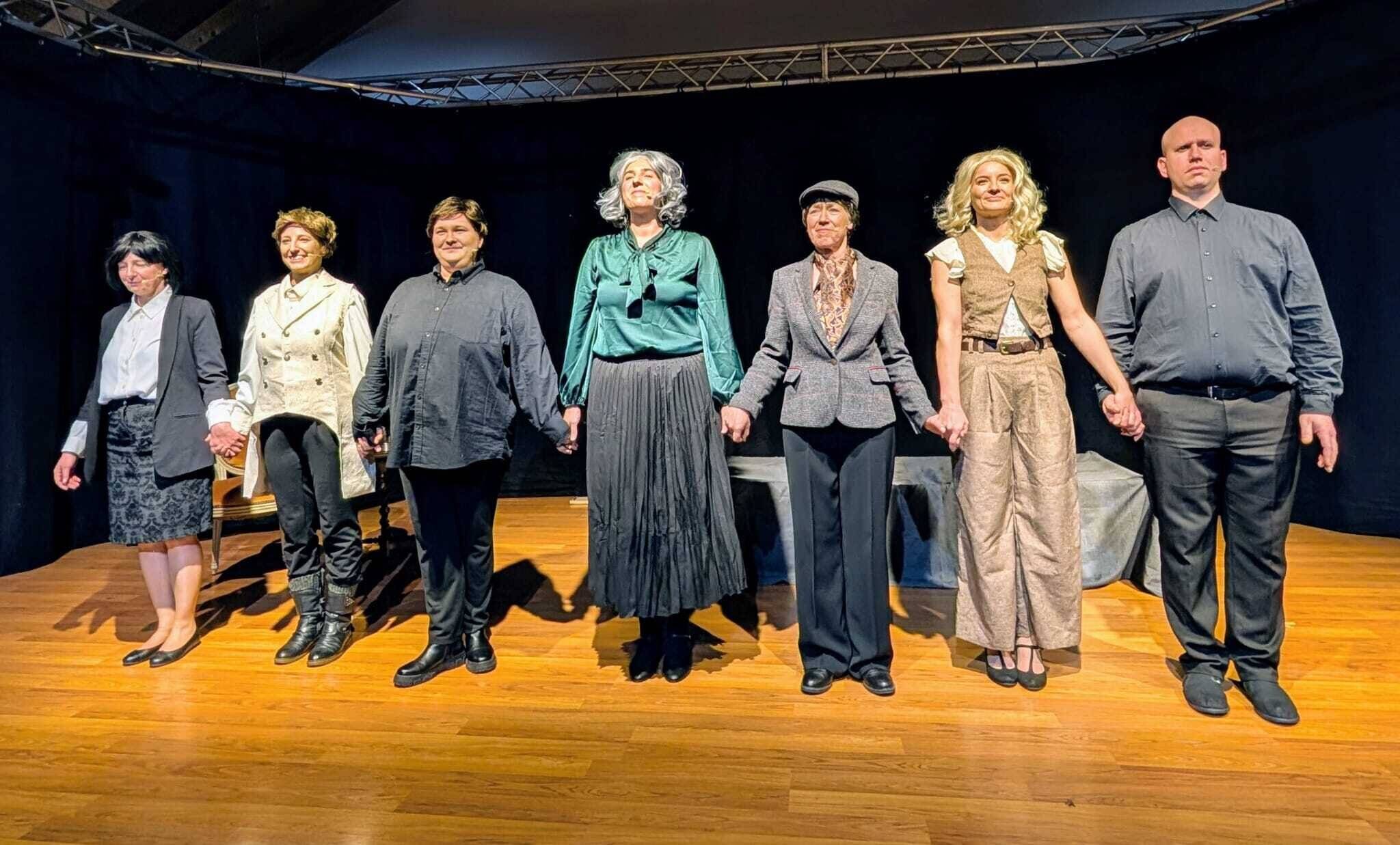 Das Ensemble des das Ivonne Peters Performance Center (IPC) in "Der letzte Walzer".