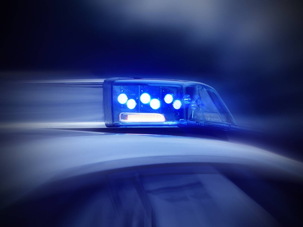 Unbekannter bedroht Taxifahrer mit Schusswaffe und raubt ihn aus